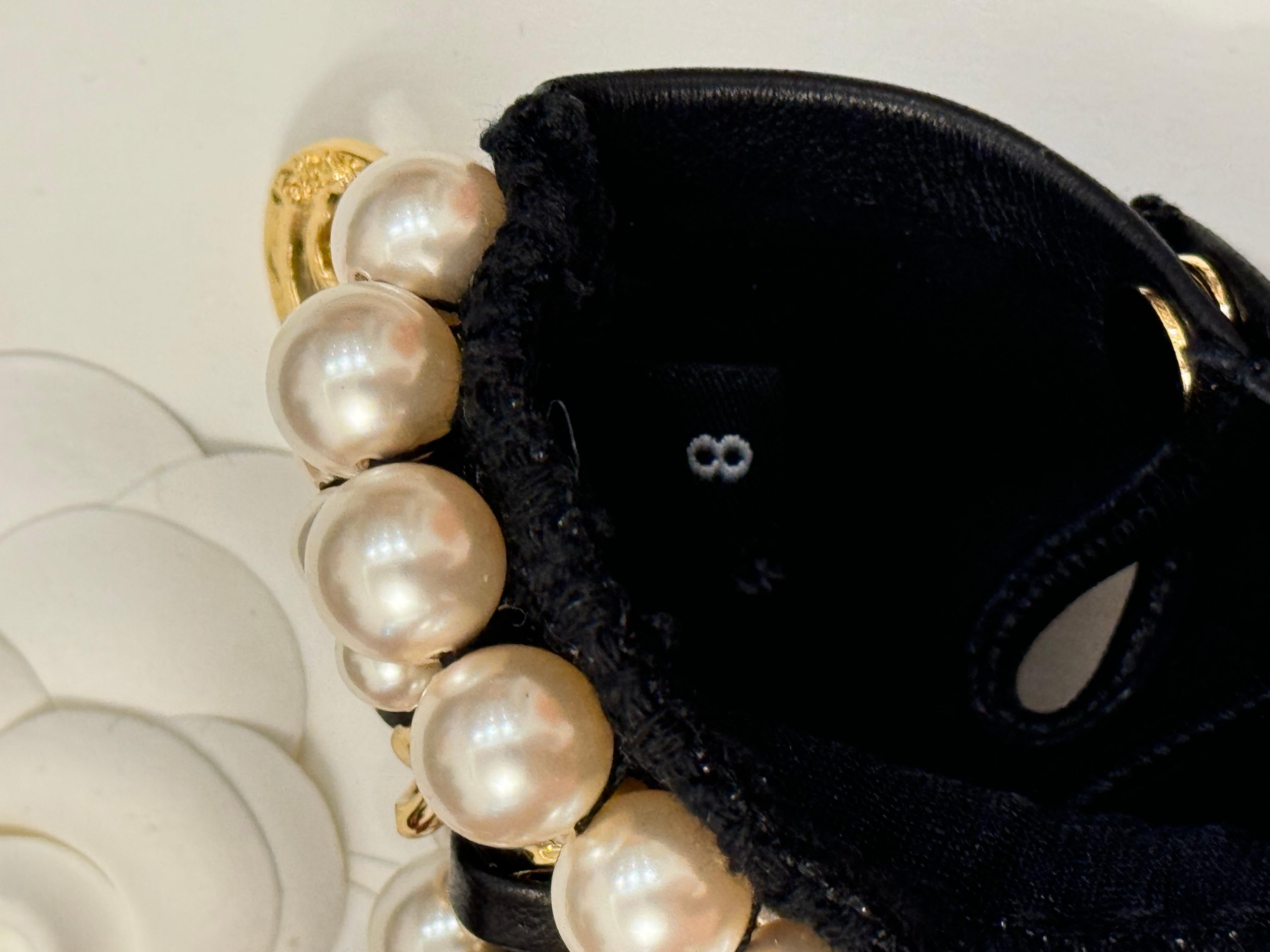 Rari guanti senza dita Chanel 2020 in pelle con catena e perle in vendita 1
