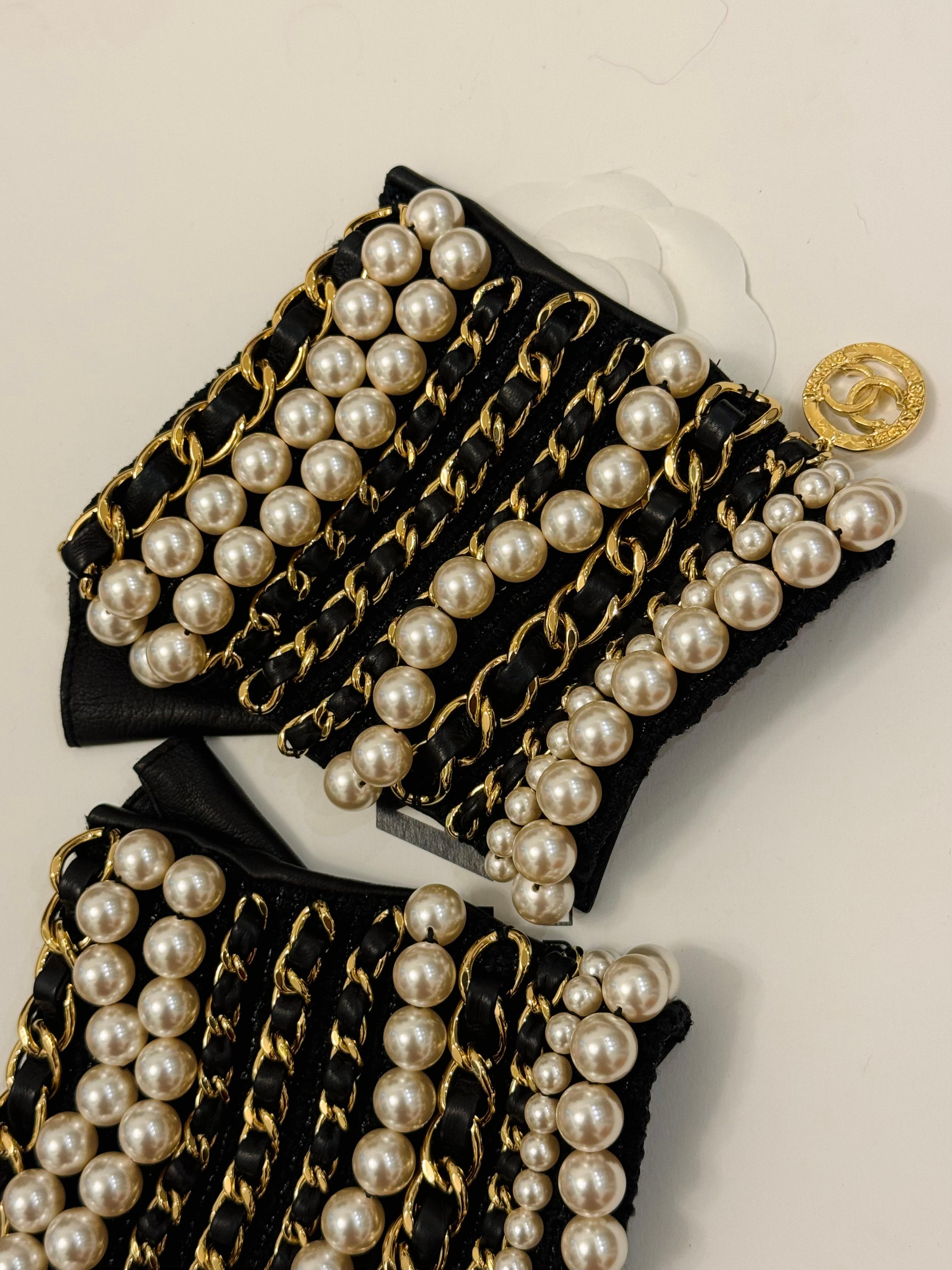 Rari guanti senza dita Chanel 2020 in pelle con catena e perle in vendita 3