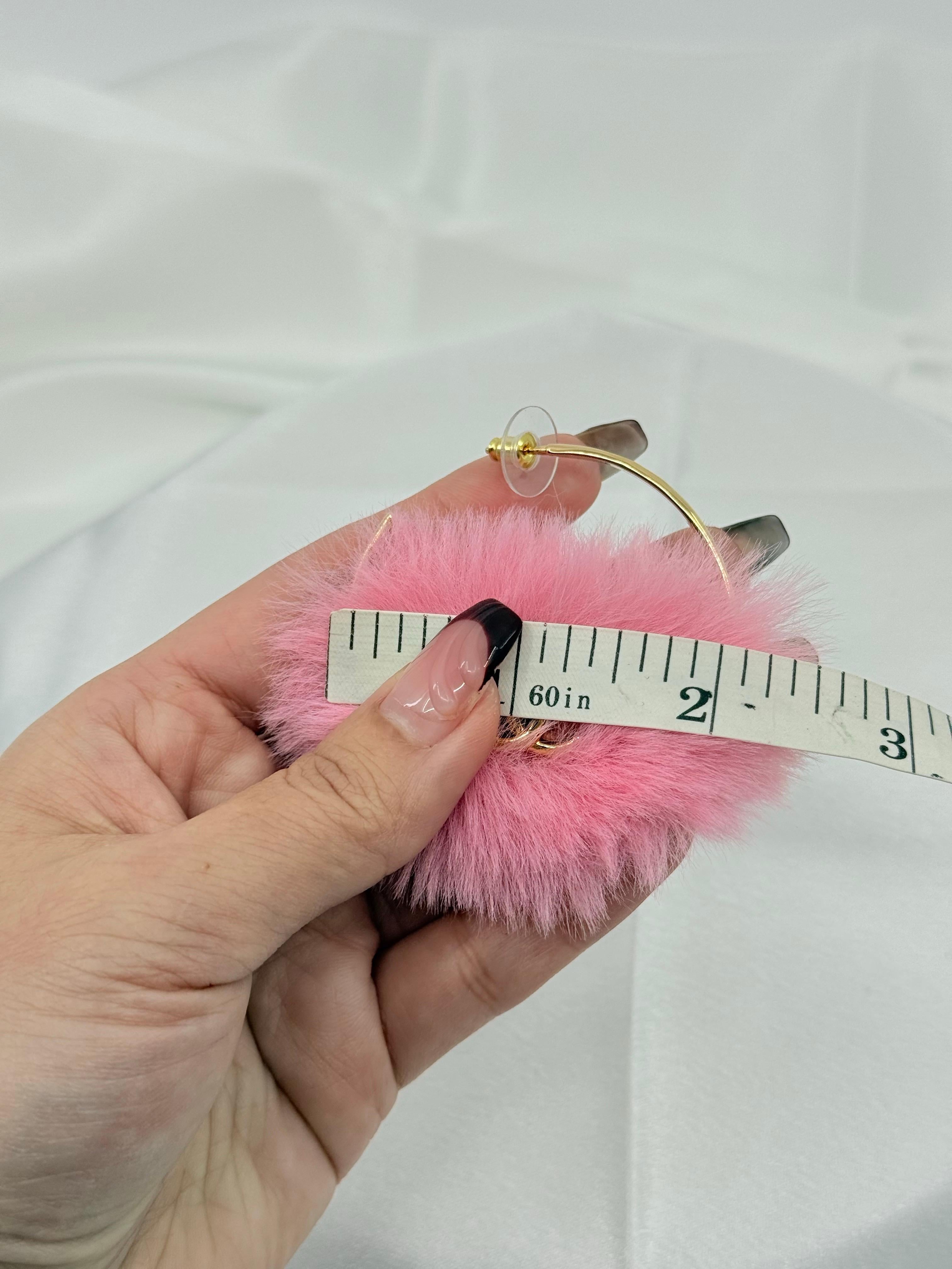 RARE Chanel 2024 Fantasie rosa flauschigen Pelz CC Hoop Ohrringe im Angebot 6