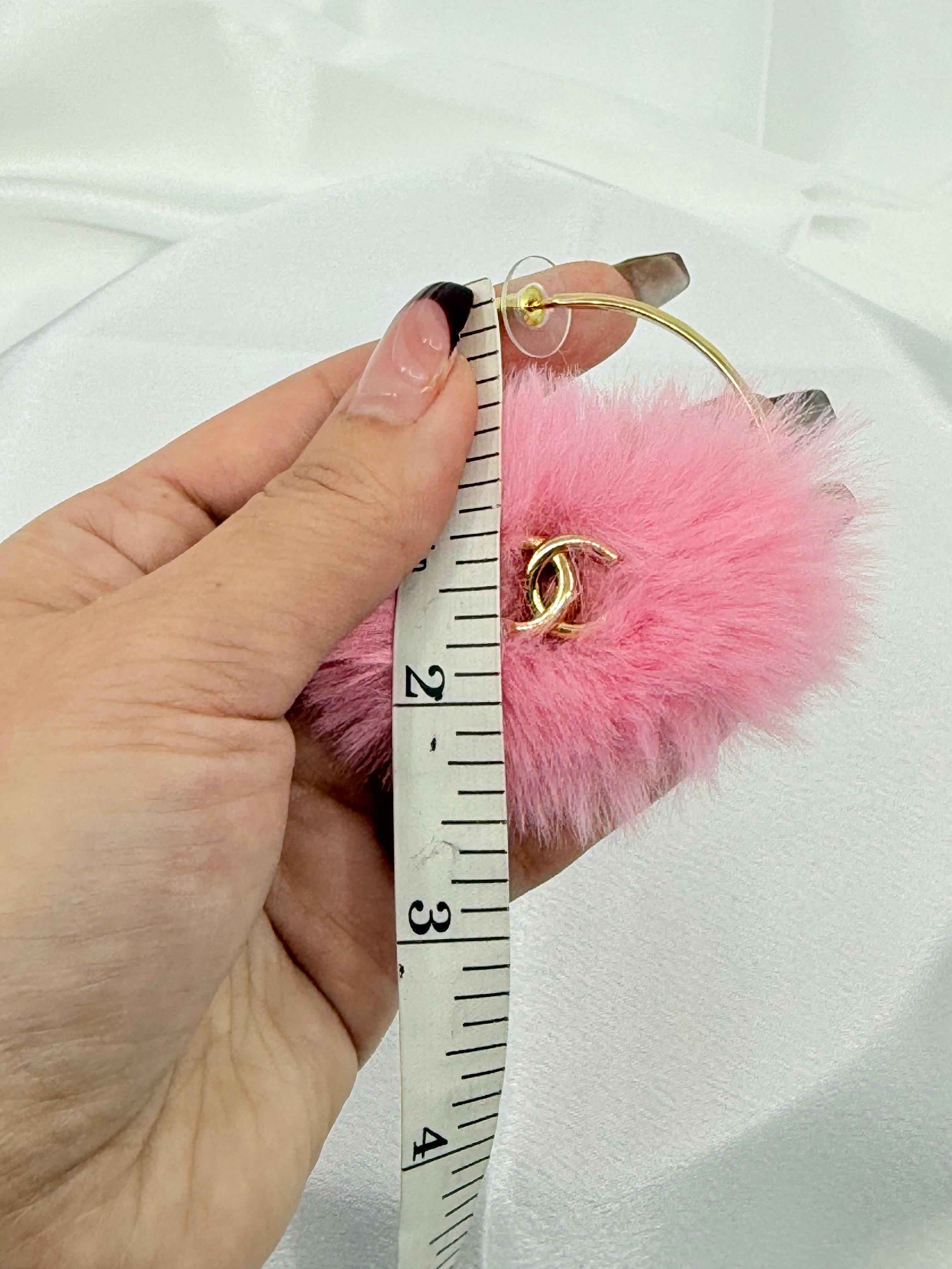 RARE Chanel 2024 Fantasie rosa flauschigen Pelz CC Hoop Ohrringe im Angebot 7