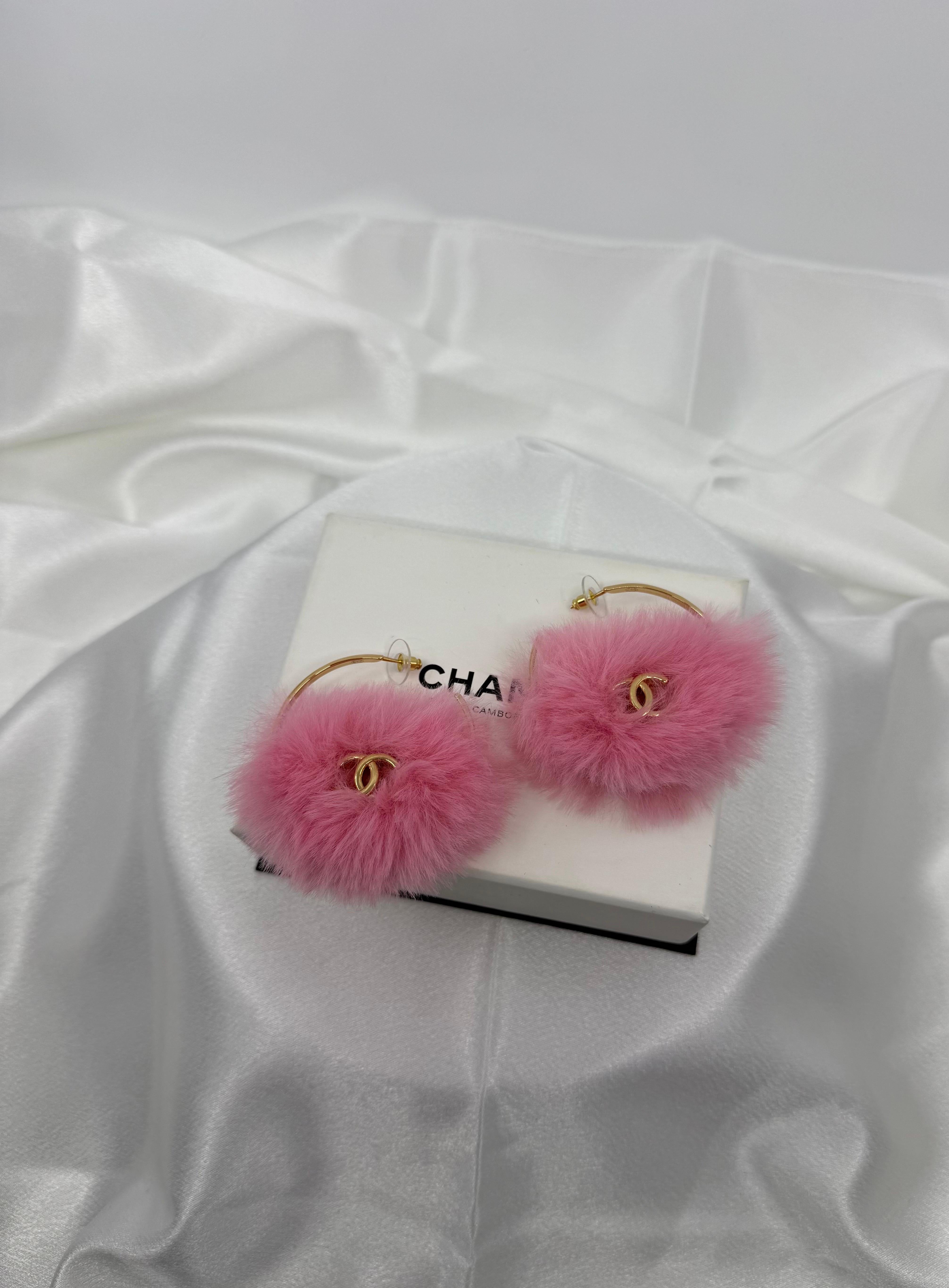 RARE Chanel 2024 Fantasie rosa flauschigen Pelz CC Hoop Ohrringe im Angebot 8