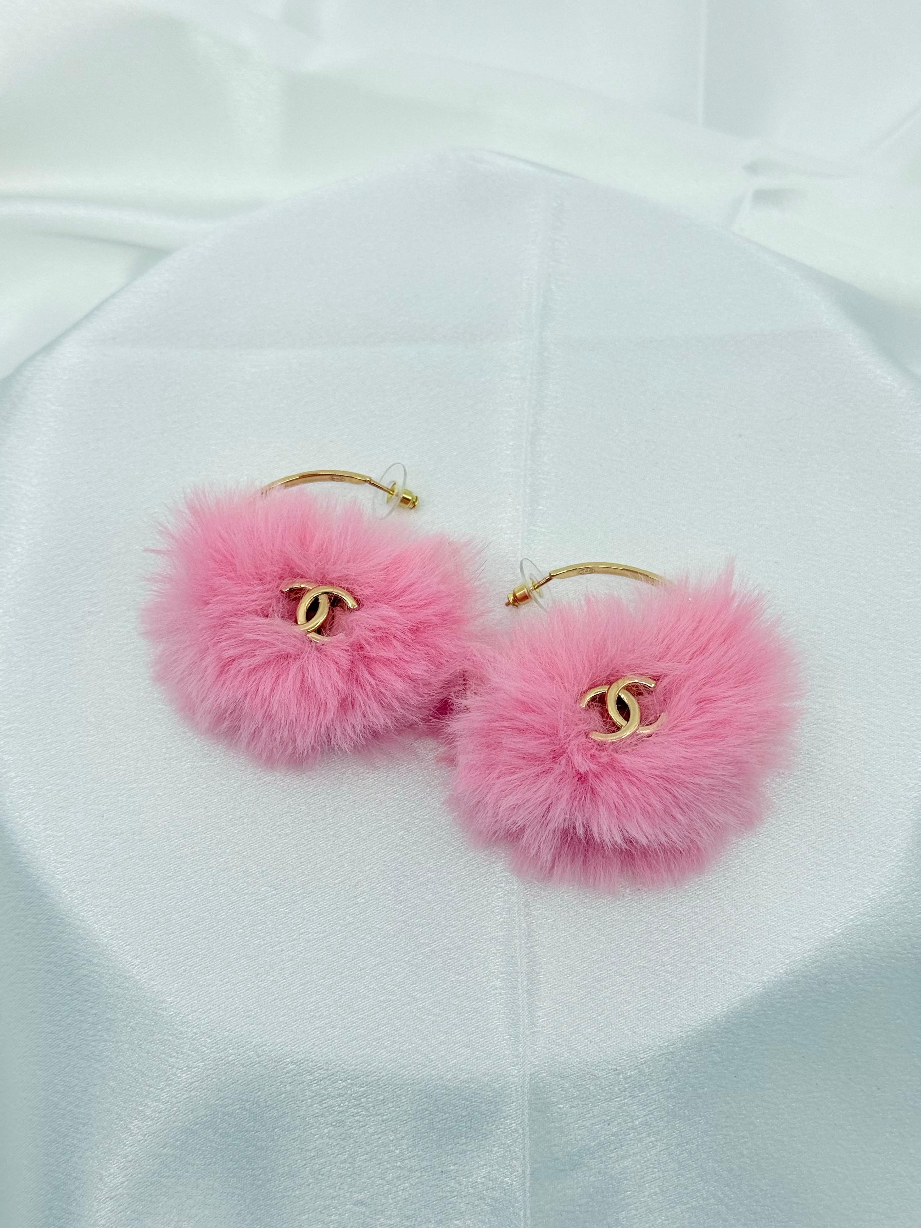 RARE Chanel 2024 Fantasie rosa flauschigen Pelz CC Hoop Ohrringe im Angebot 9