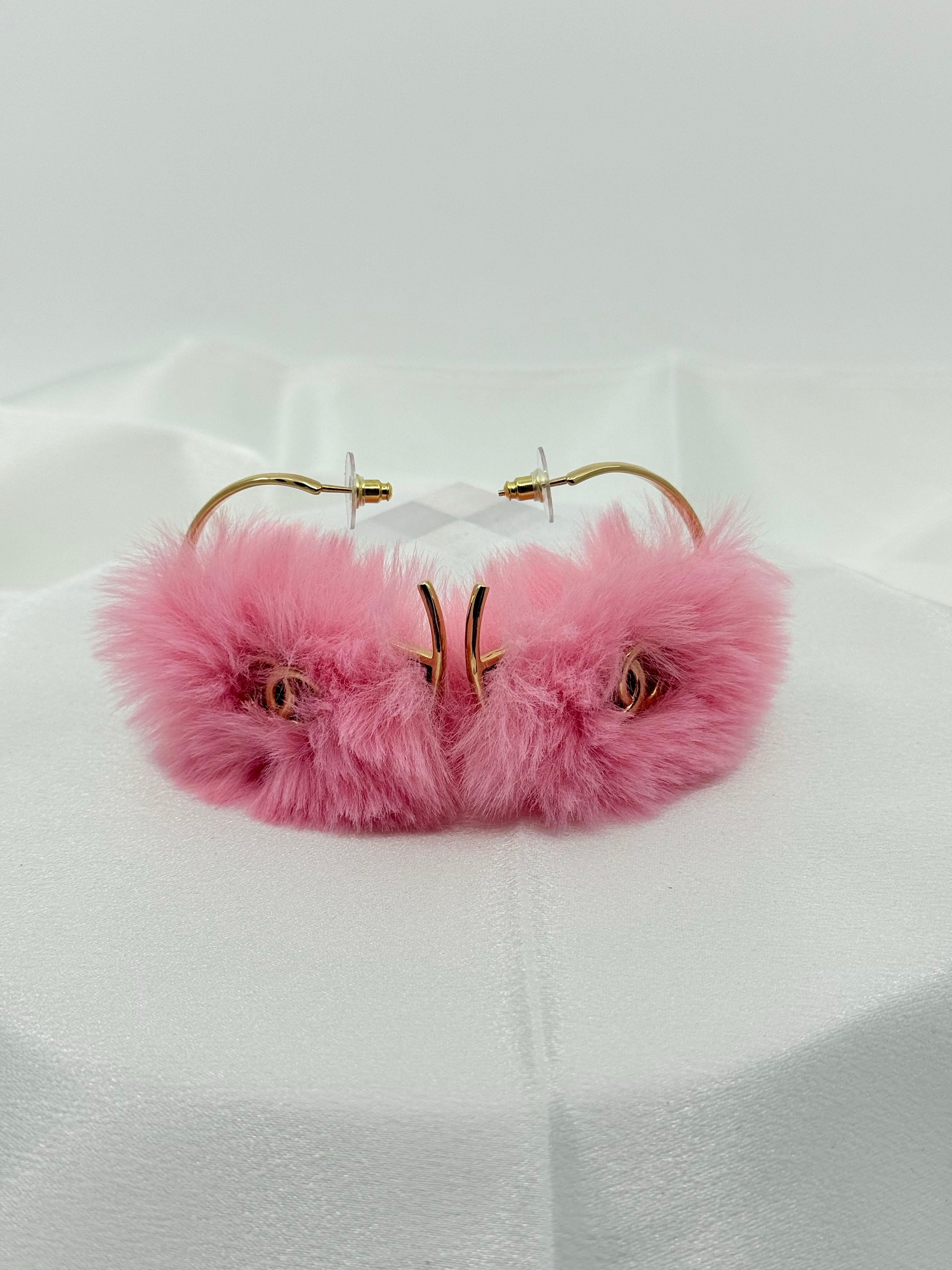 DETAILS:
Markenzeichen: CHANEL
Hergestellt in Italien
2024 Collection'S
Die Ohrringe sind in gutem Zustand mit minimaler Abnutzung
Kommt mit Box

WICHTIGE INFORMATIONEN:
Dieser Artikel ist ein gebrauchtes Stück. Wir haben uns alle Mühe gegeben, den