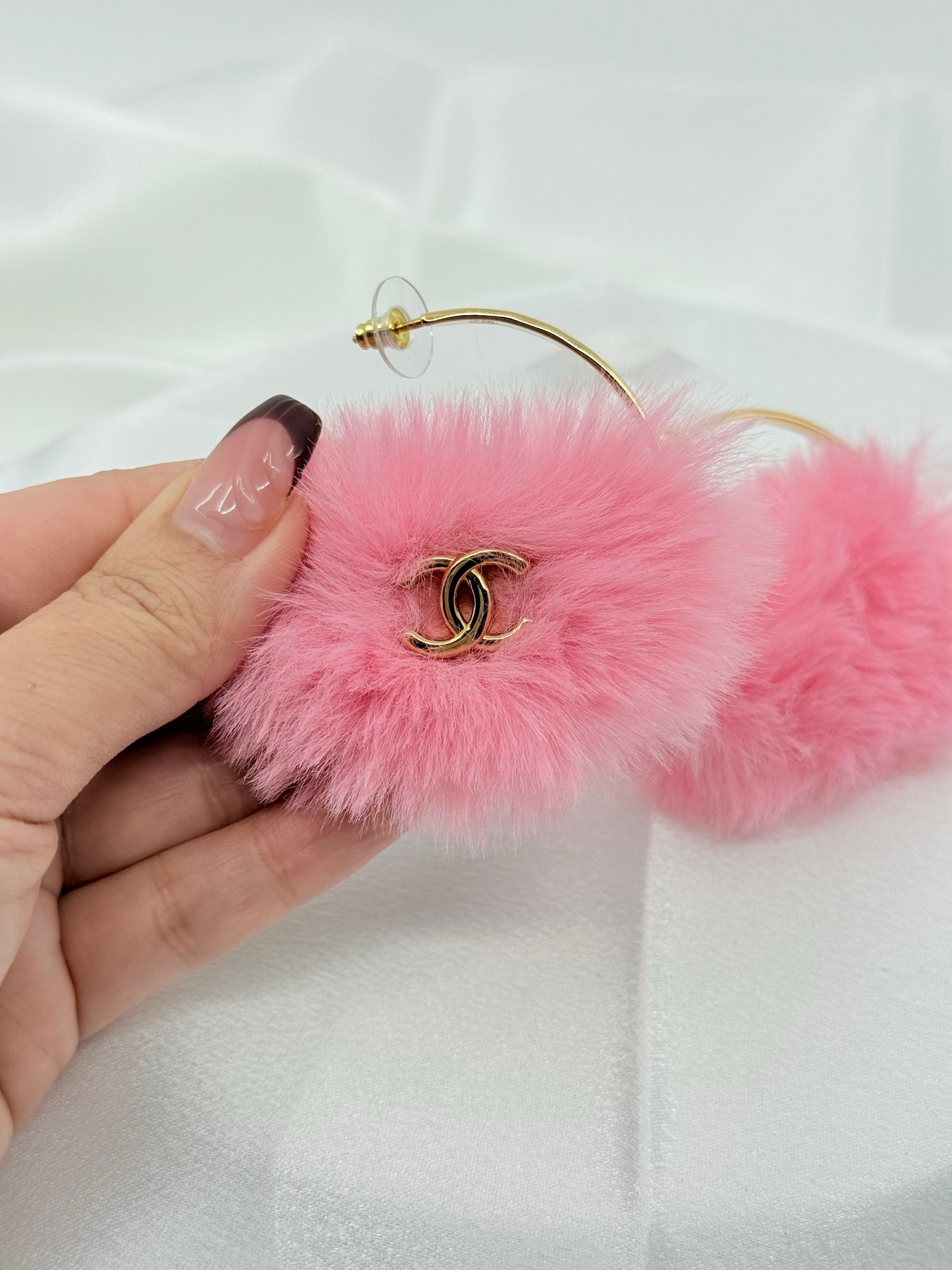 RARE Chanel 2024 Fantasie rosa flauschigen Pelz CC Hoop Ohrringe im Zustand „Gut“ im Angebot in Bellevue, WA