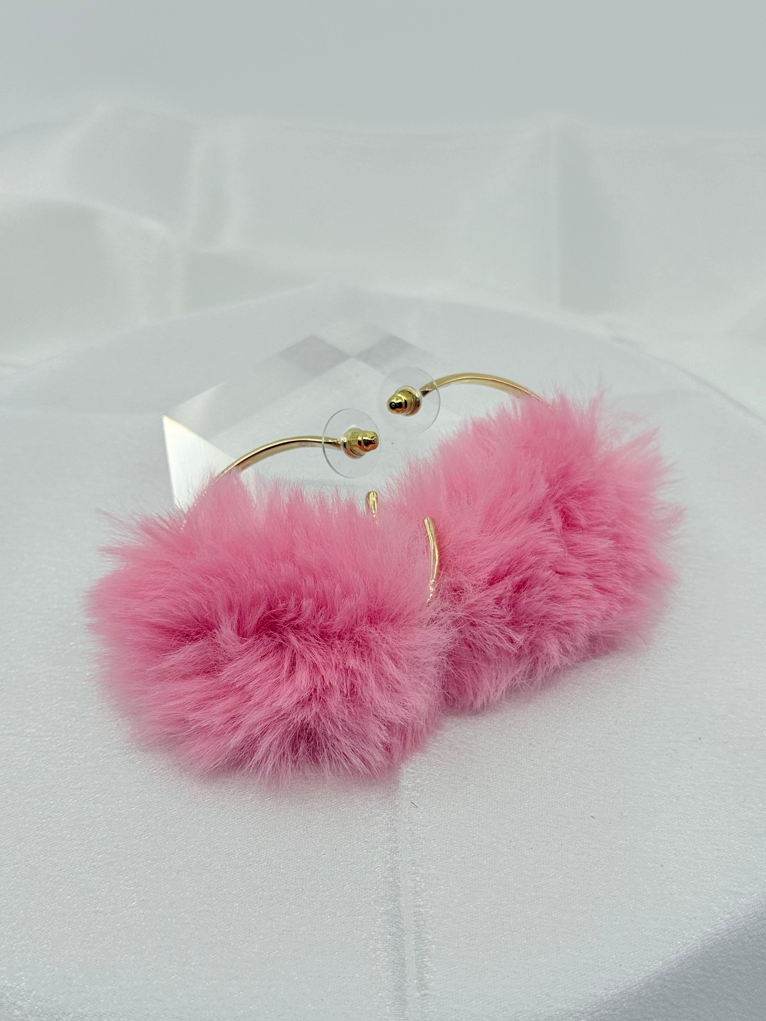 RARE Chanel 2024 Fantasie rosa flauschigen Pelz CC Hoop Ohrringe für Damen oder Herren im Angebot