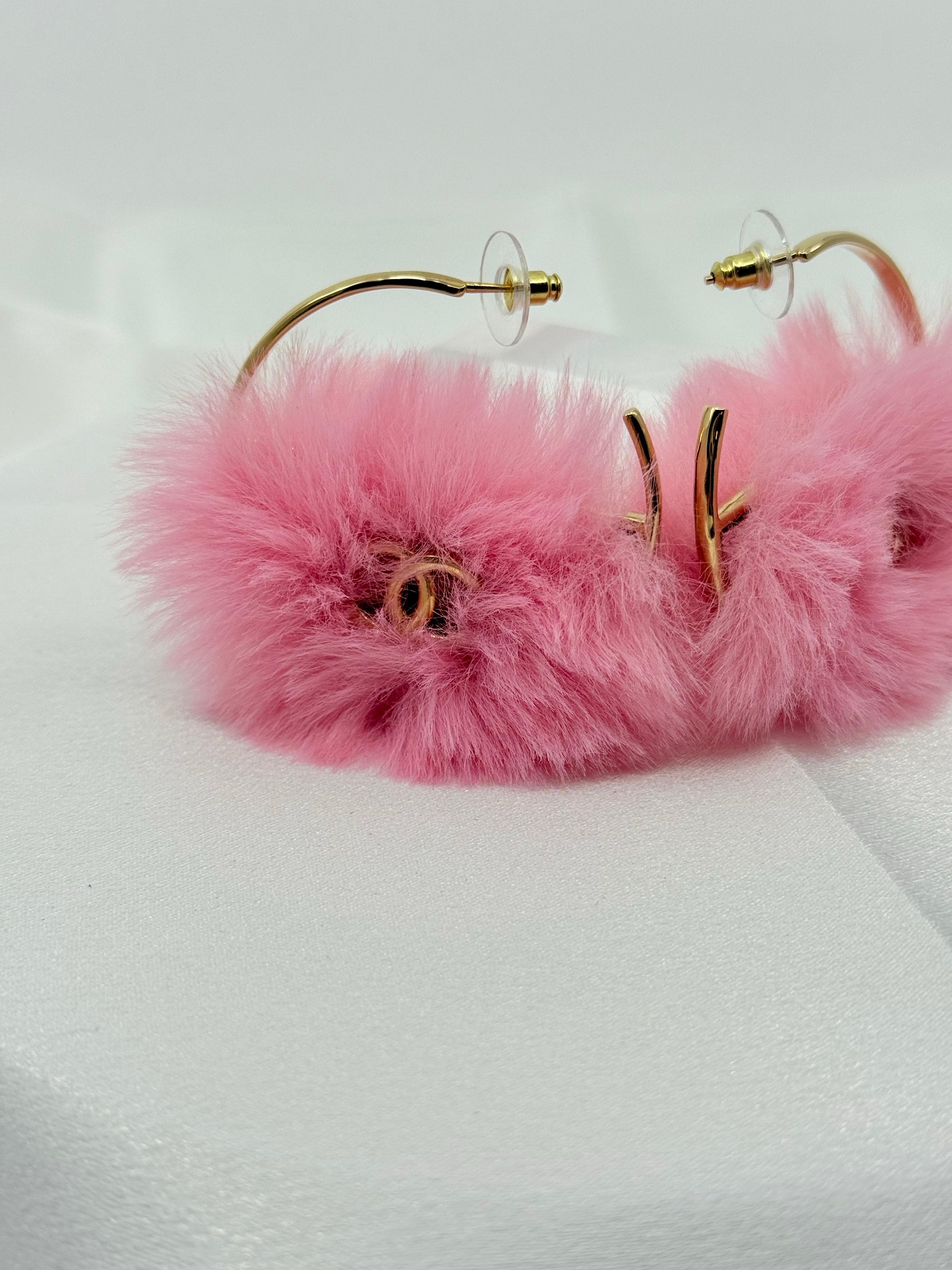 RARE Chanel 2024 Fantasie rosa flauschigen Pelz CC Hoop Ohrringe im Angebot 1