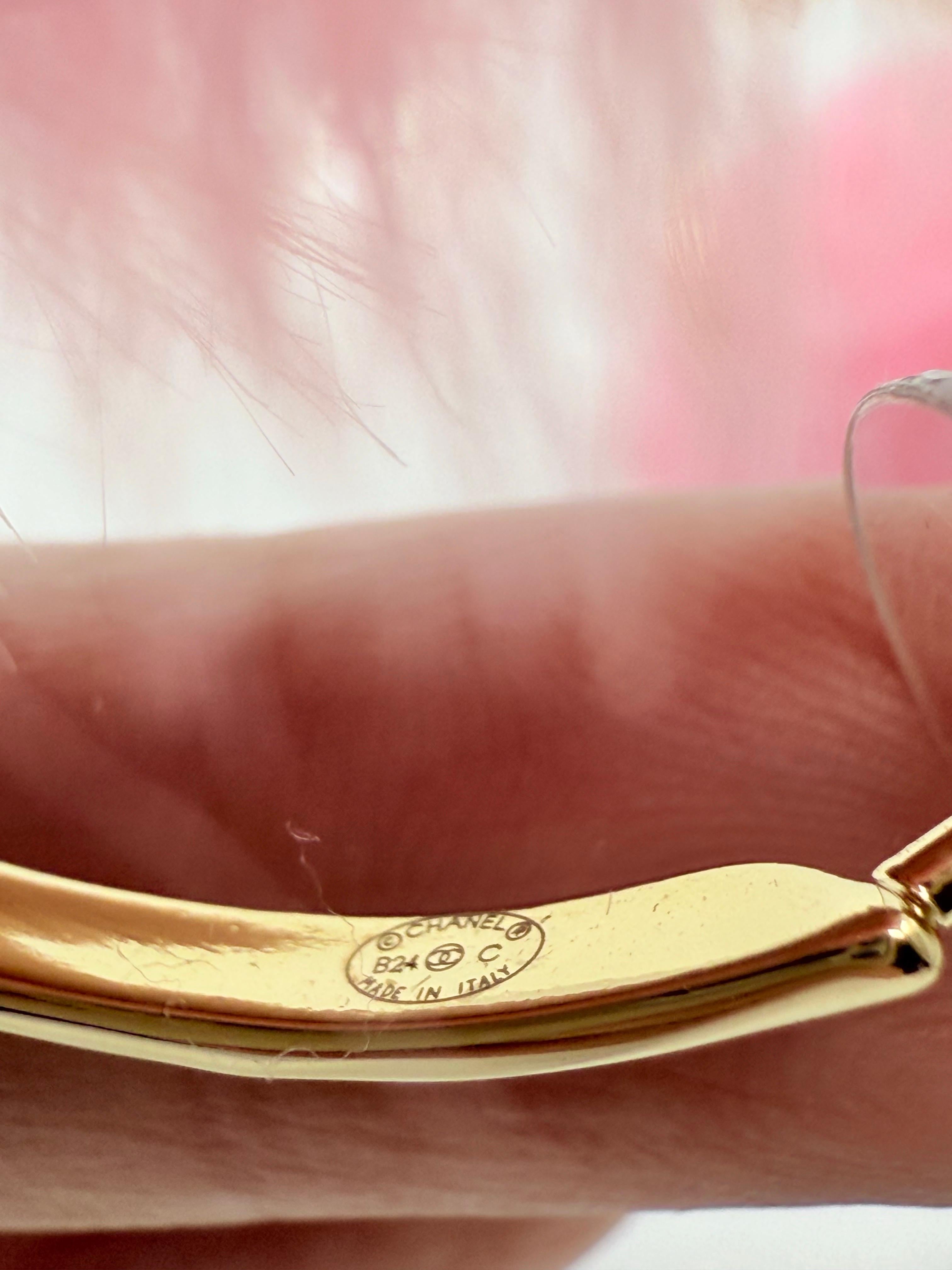 RARE Chanel 2024 Fantasie rosa flauschigen Pelz CC Hoop Ohrringe im Angebot 2