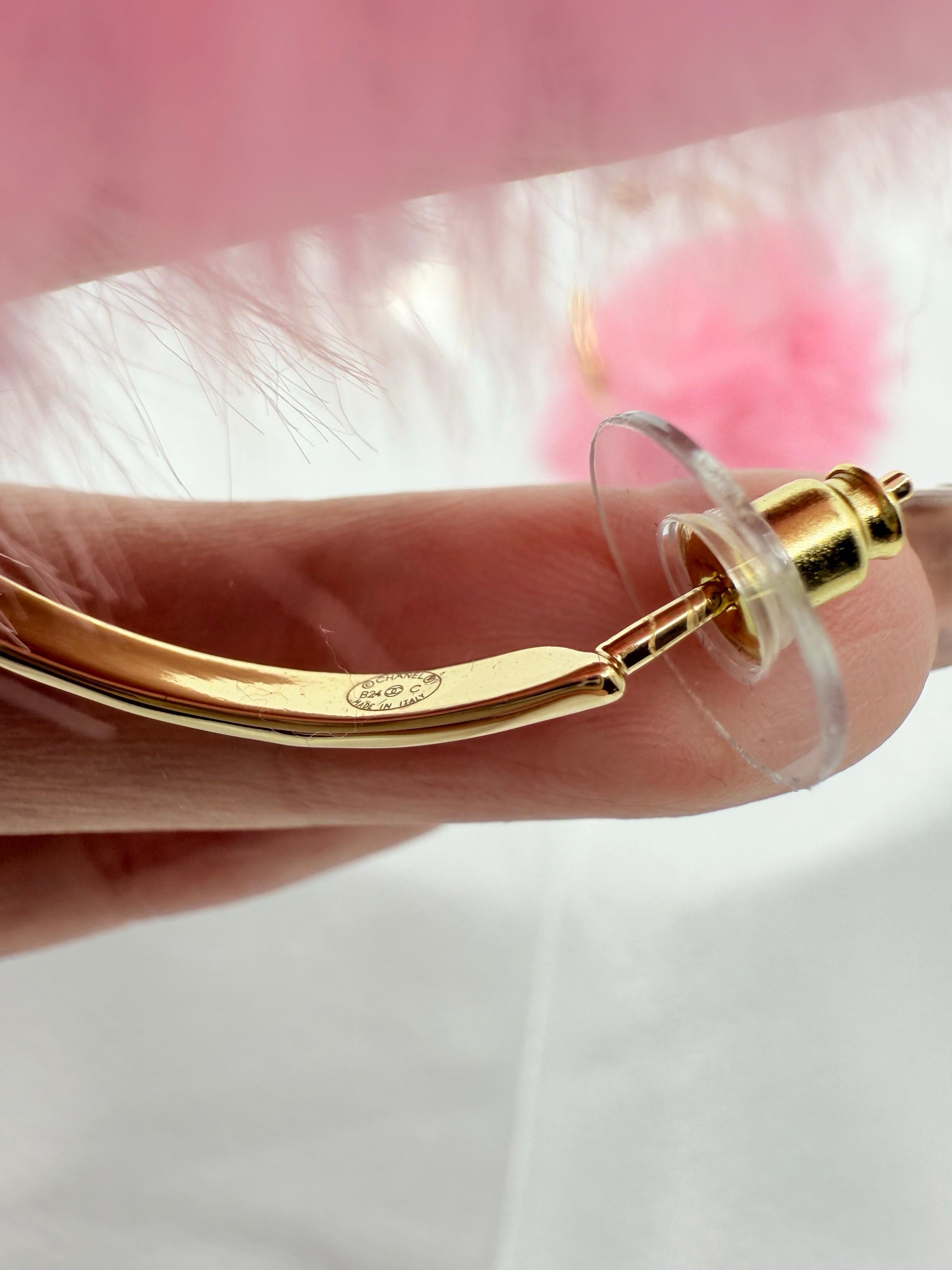 RARE Chanel 2024 Fantasie rosa flauschigen Pelz CC Hoop Ohrringe im Angebot 3