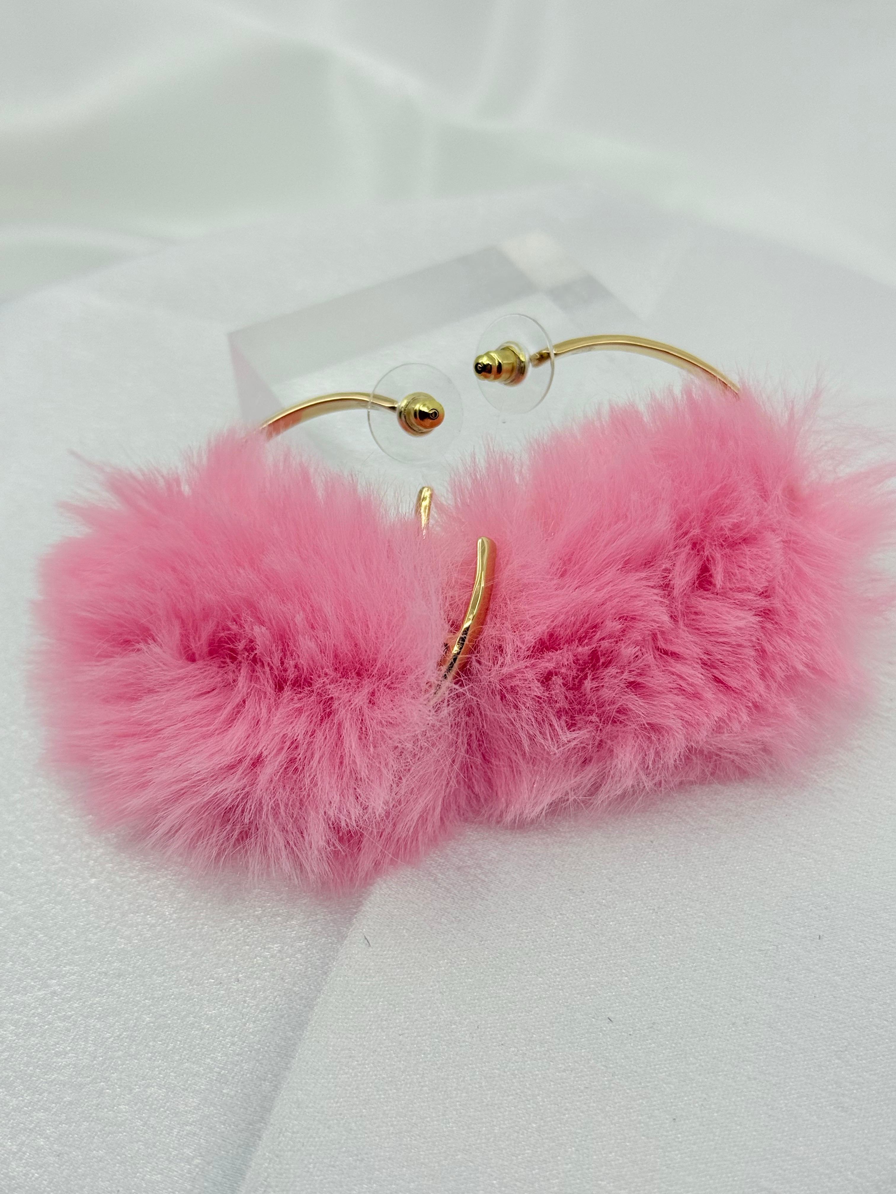 RARE Chanel 2024 Fantasie rosa flauschigen Pelz CC Hoop Ohrringe im Angebot 4