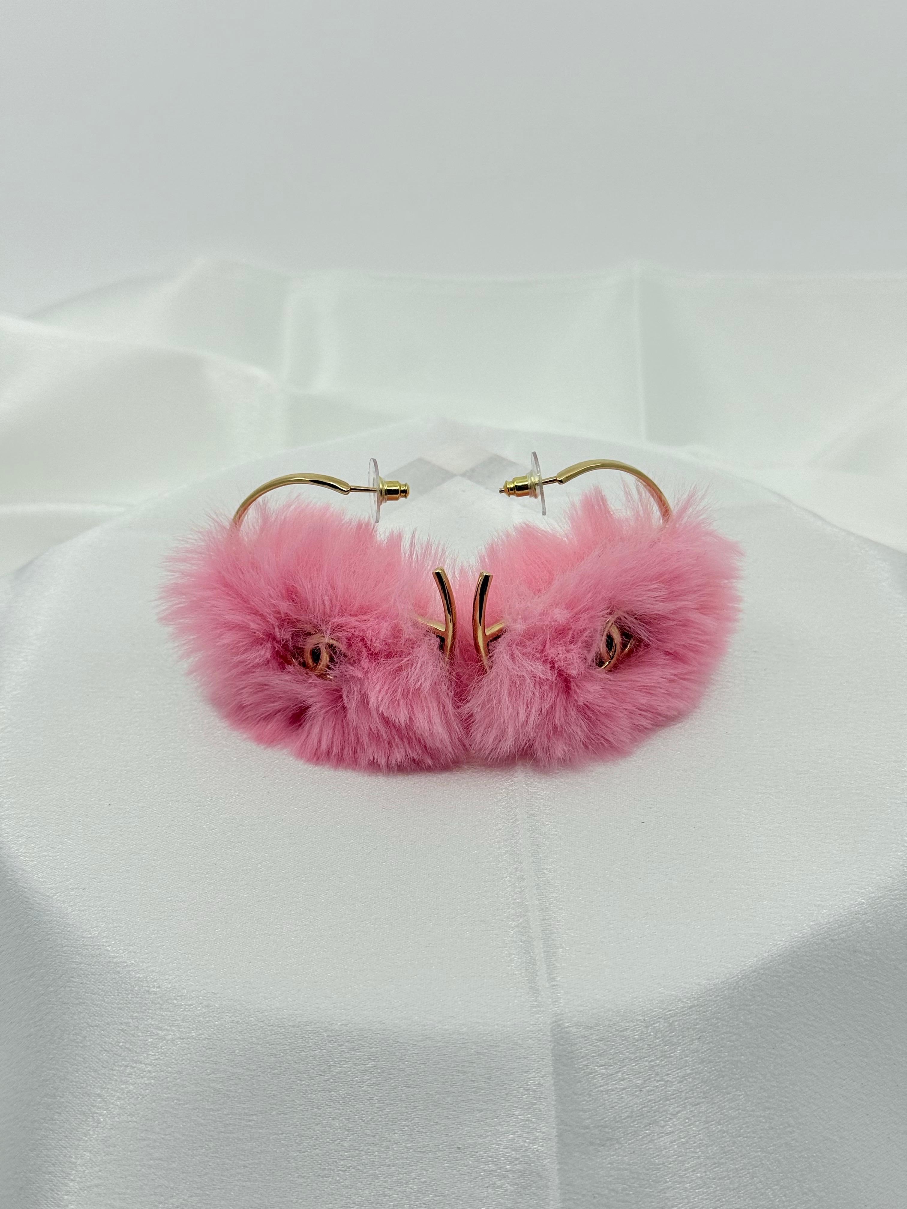 RARE Chanel 2024 Fantasie rosa flauschigen Pelz CC Hoop Ohrringe im Angebot 5