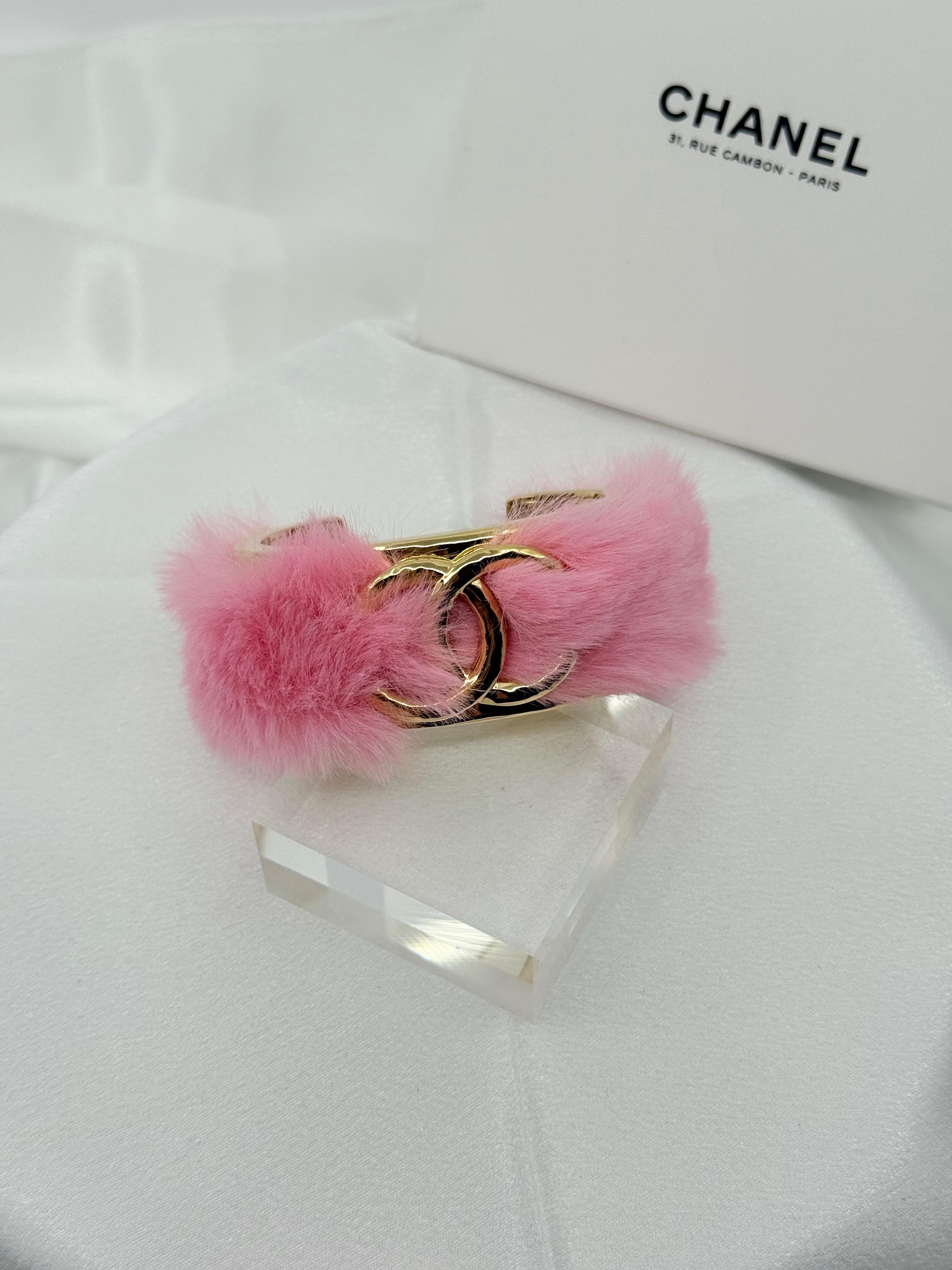 RARE Chanel 2024 Fantasy Pink Fur Gold CC Cuff Bracelet en vente 6