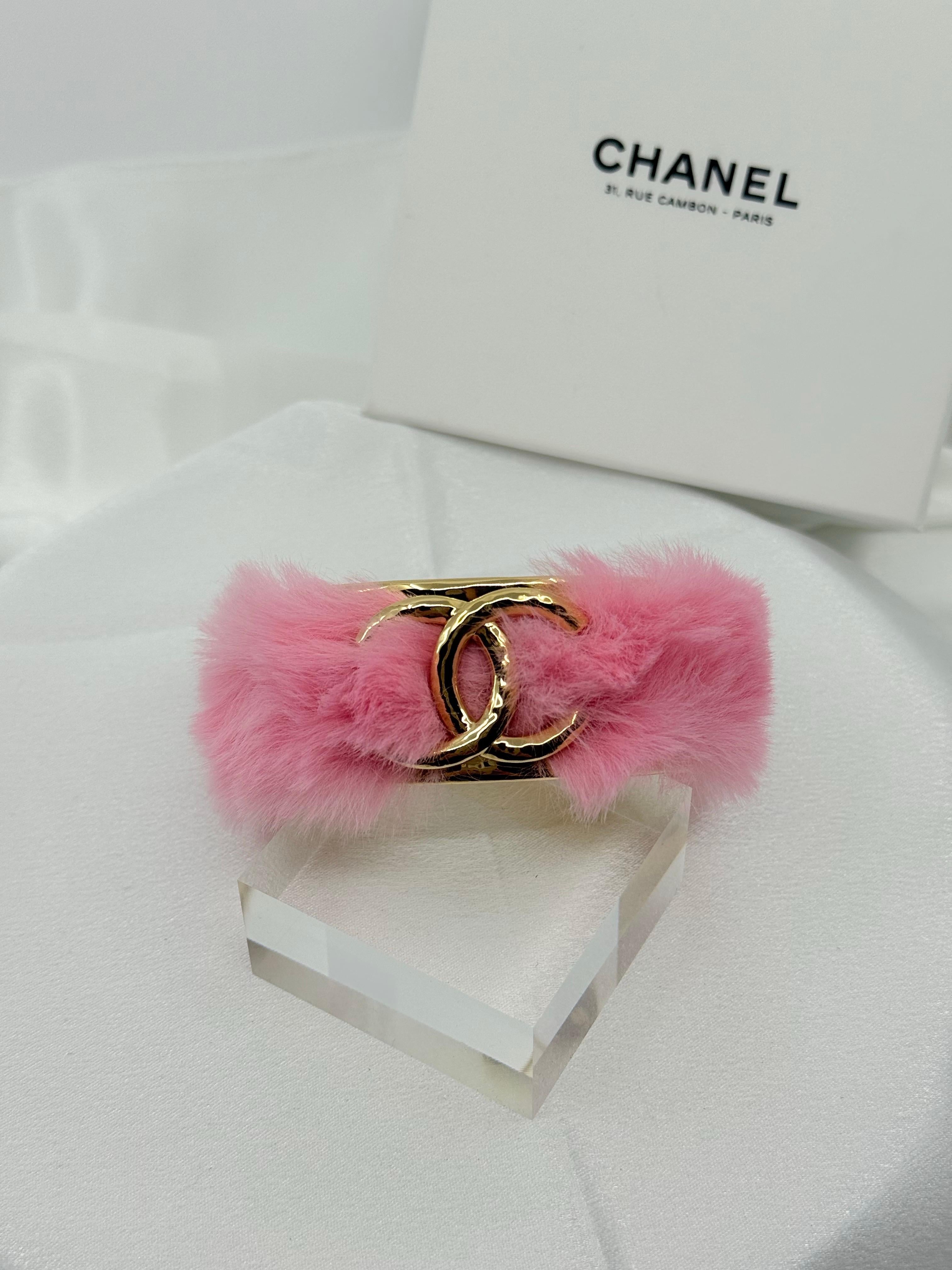 DÉTAILS :
Poinçon : CHANEL
Fabriqué en Italie
Collectional 2024
Le bracelet est en bon état et présente une usure minimale.
Livré avec une boîte et une pochette

INFORMATIONS IMPORTANTES :
Cet article est une pièce vintage d'occasion et peut