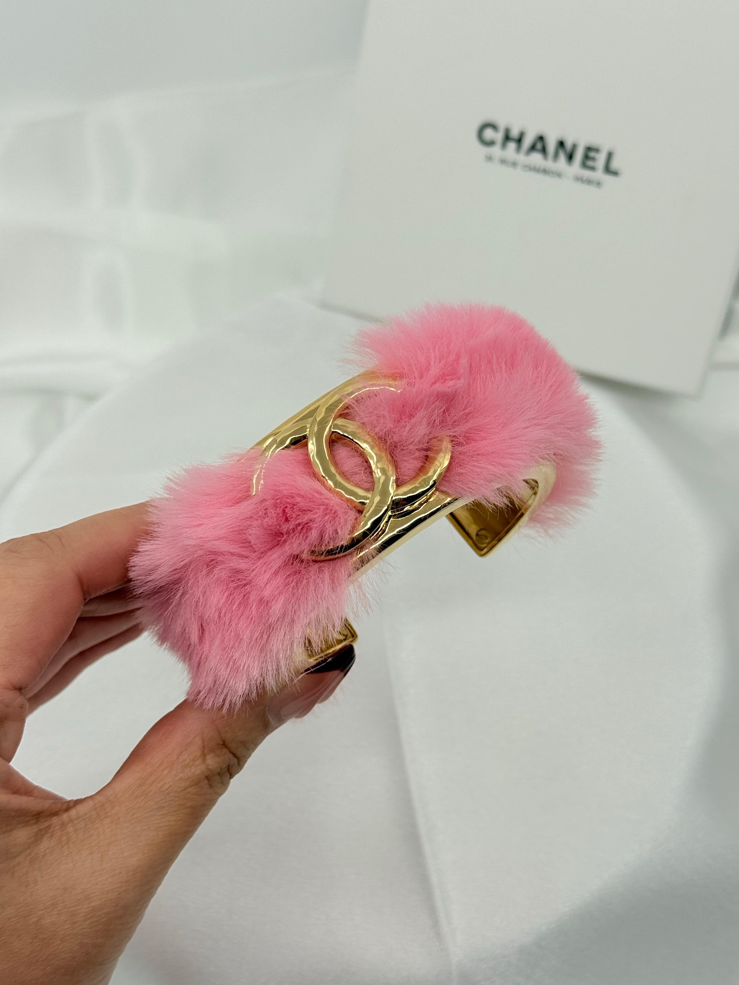 RARE Chanel 2024 Fantasy Pink Fur Gold CC Cuff Bracelet Bon état - En vente à Bellevue, WA