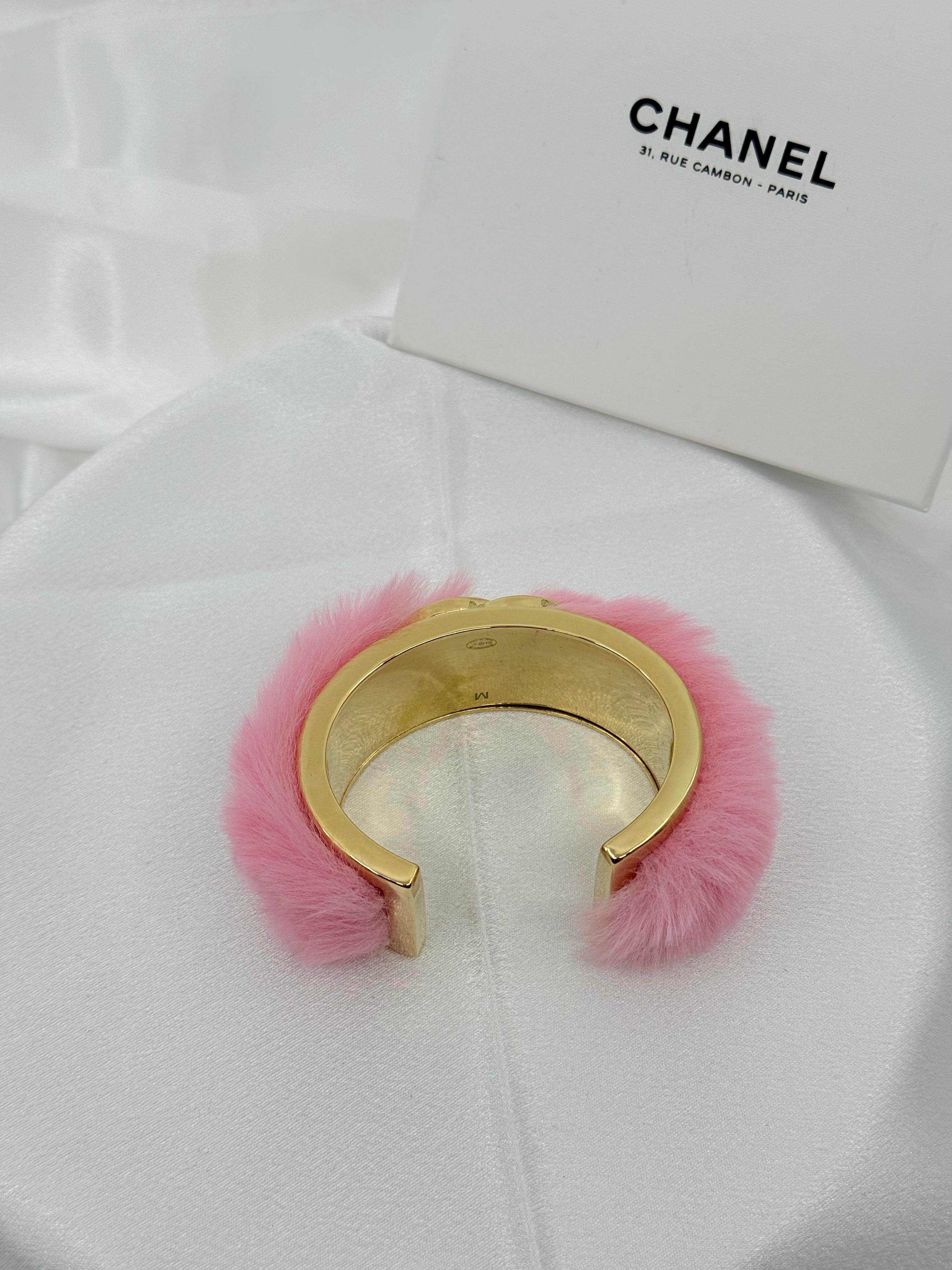 RARE Chanel 2024 Fantasy Pink Fur Gold CC Cuff Bracelet Unisexe en vente
