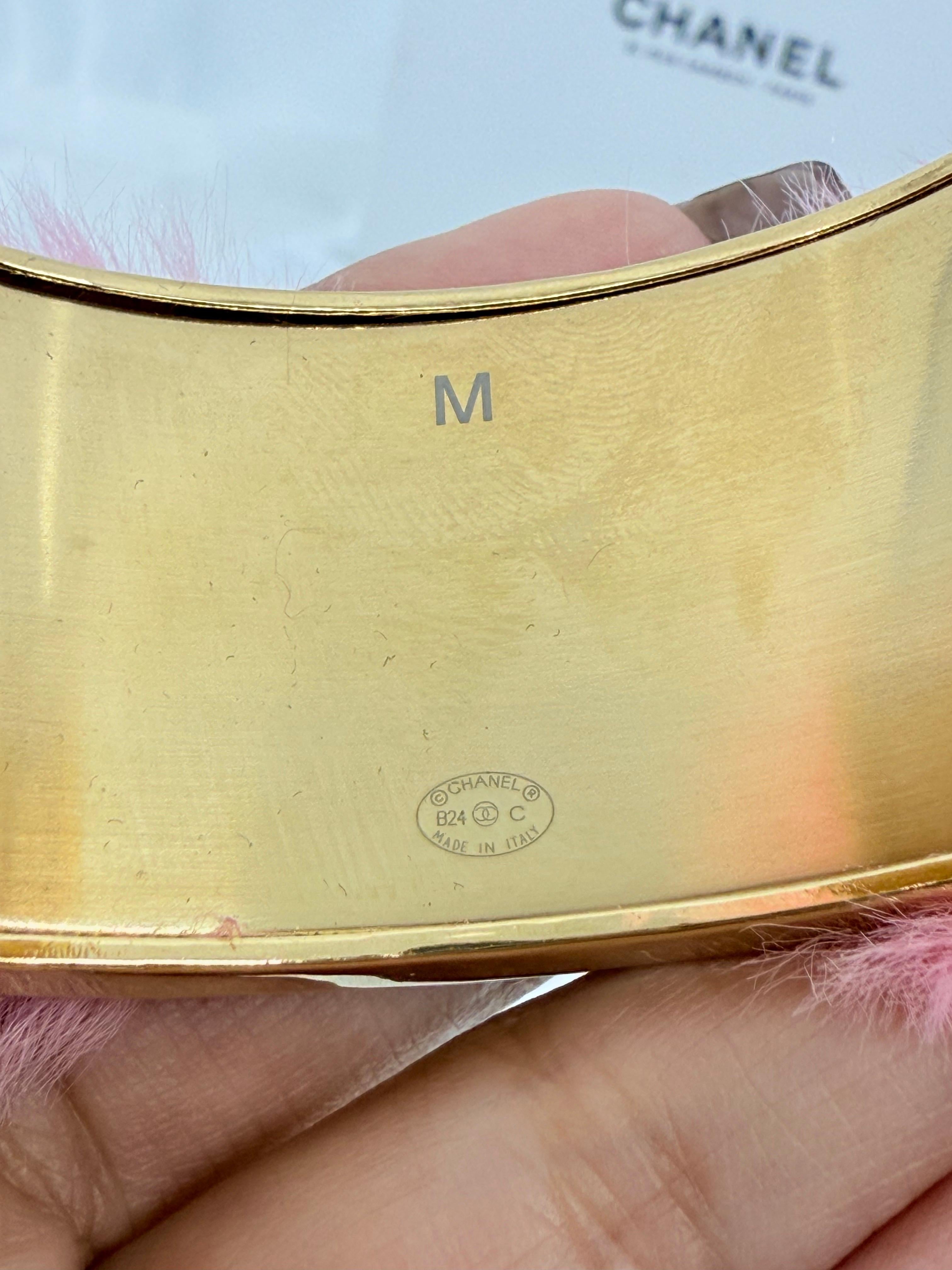 RARE Chanel 2024 Fantasy Pink Fur Gold CC Cuff Bracelet en vente 1