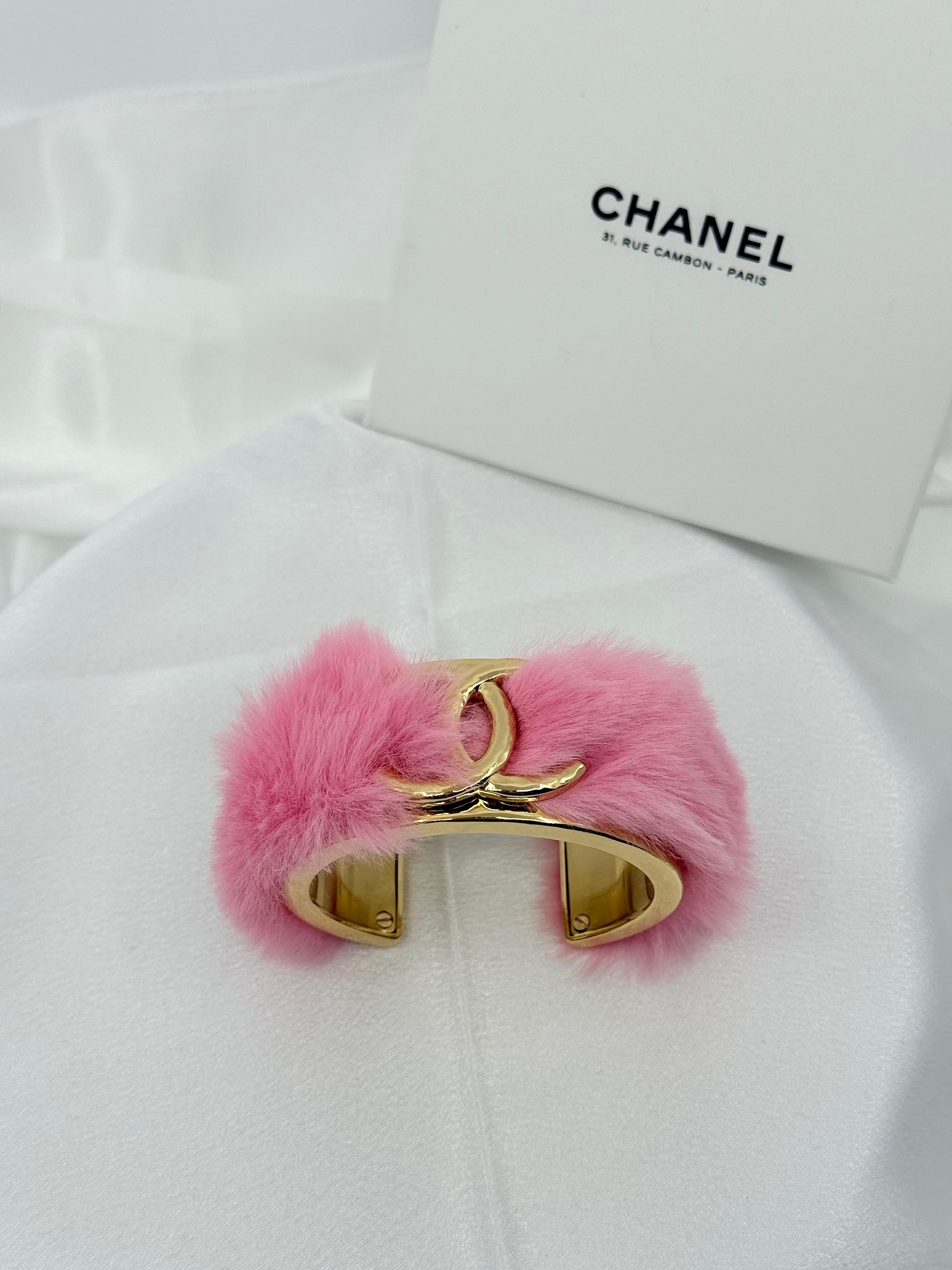 RARE Chanel 2024 Fantasy Pink Fur Gold CC Cuff Bracelet en vente 2