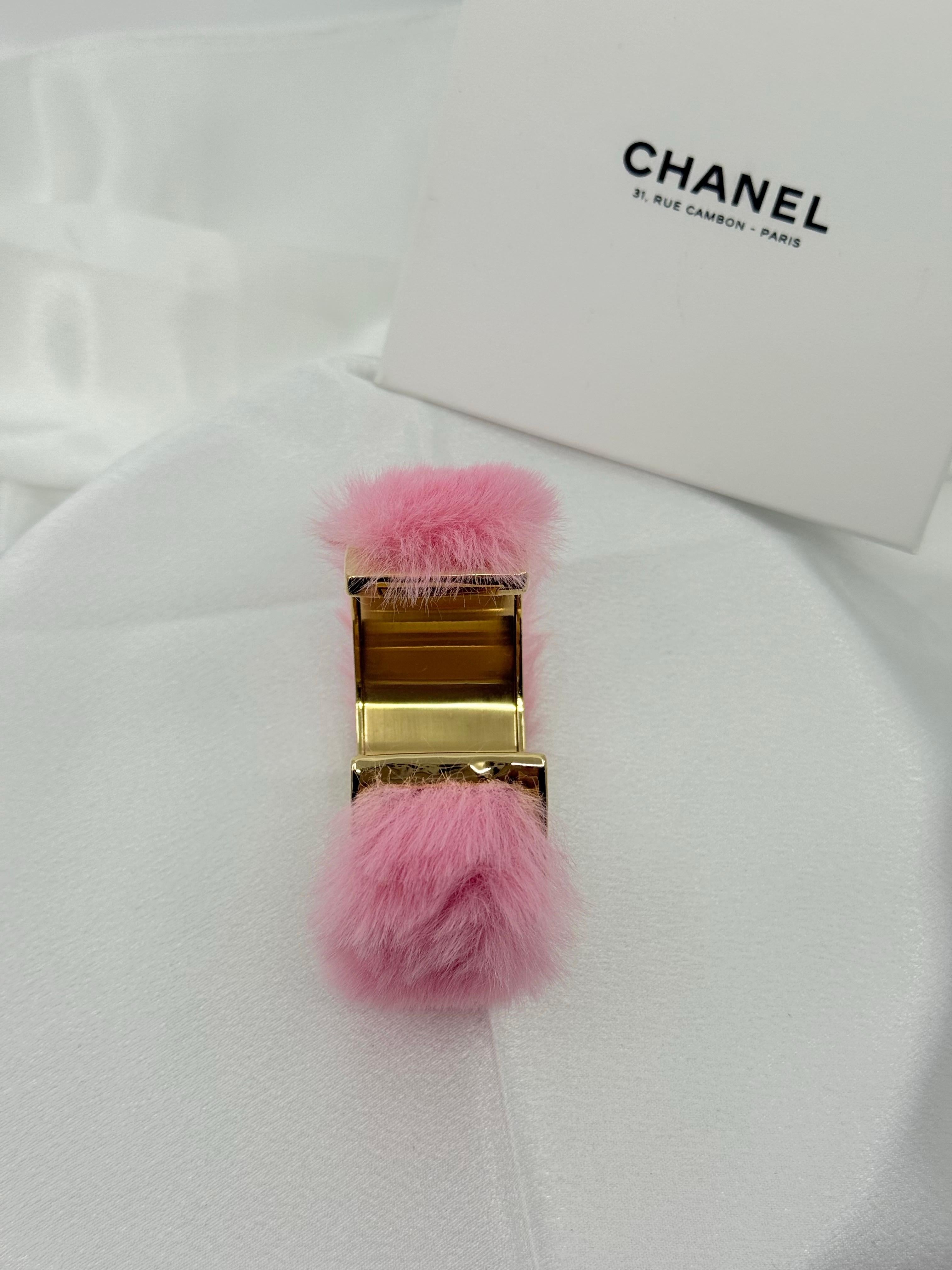 RARE Chanel 2024 Fantasy Pink Fur Gold CC Cuff Bracelet en vente 3