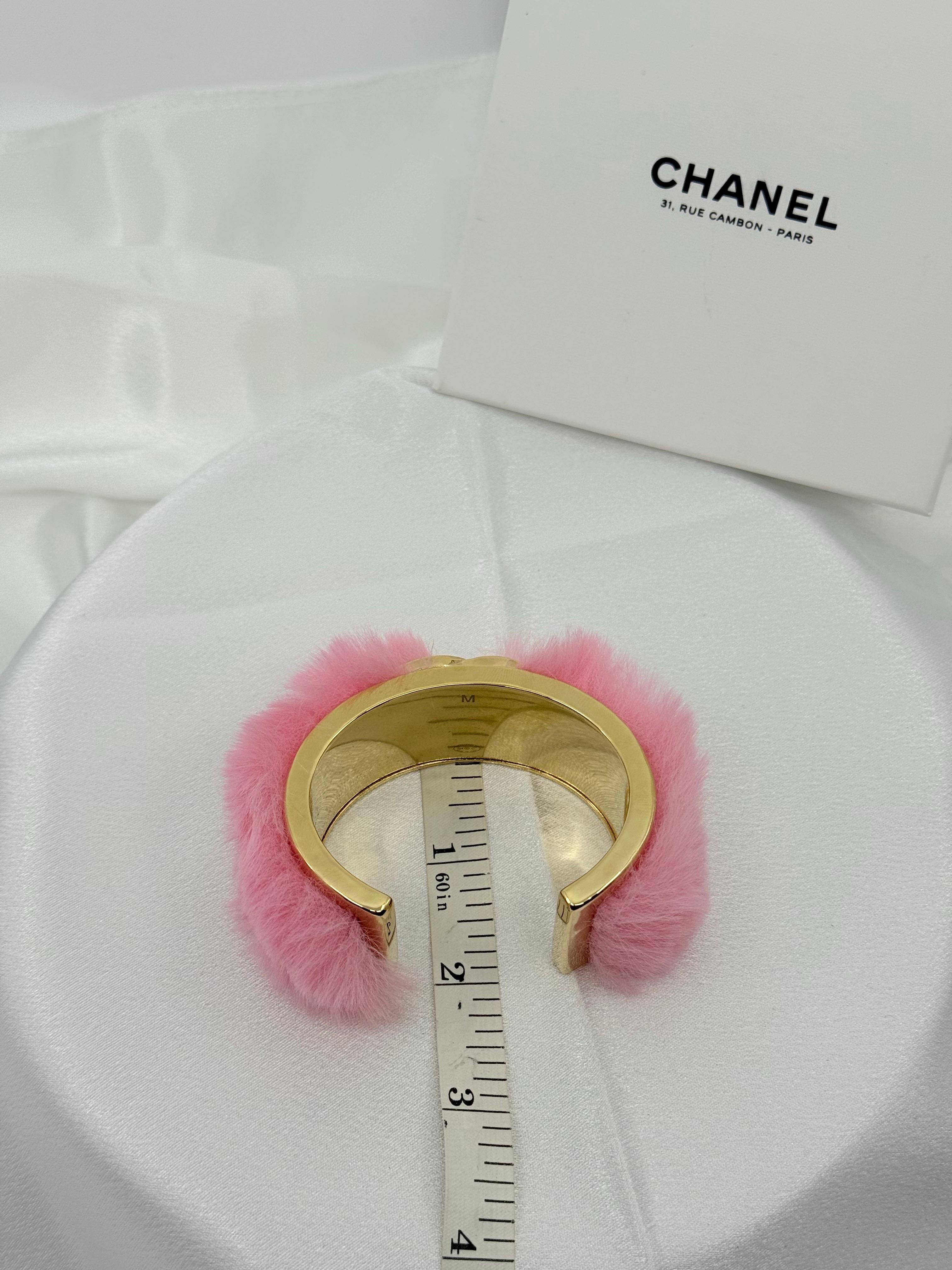 RARE Chanel 2024 Fantasy Pink Fur Gold CC Cuff Bracelet en vente 4