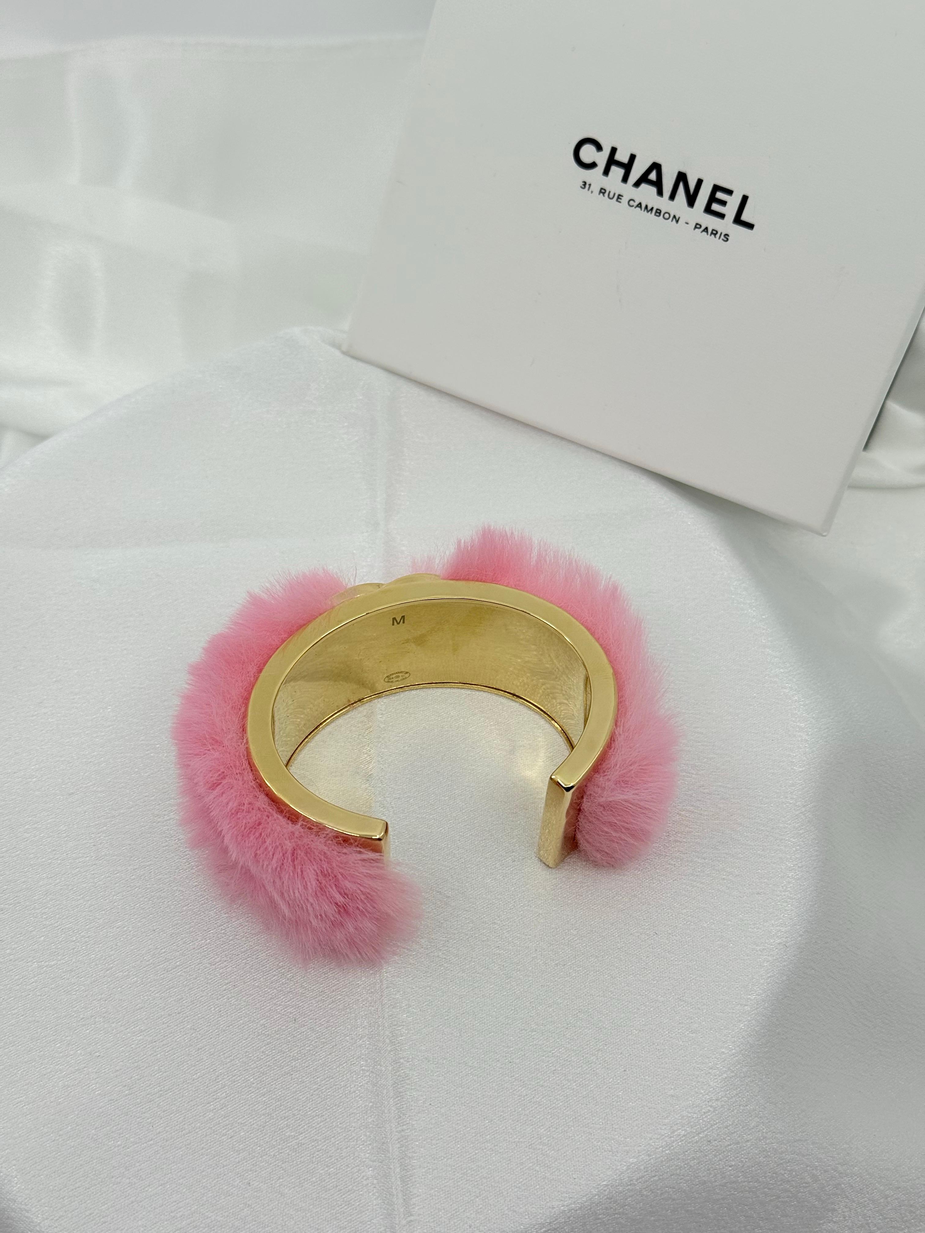 RARE Chanel 2024 Fantasy Pink Fur Gold CC Cuff Bracelet en vente 5