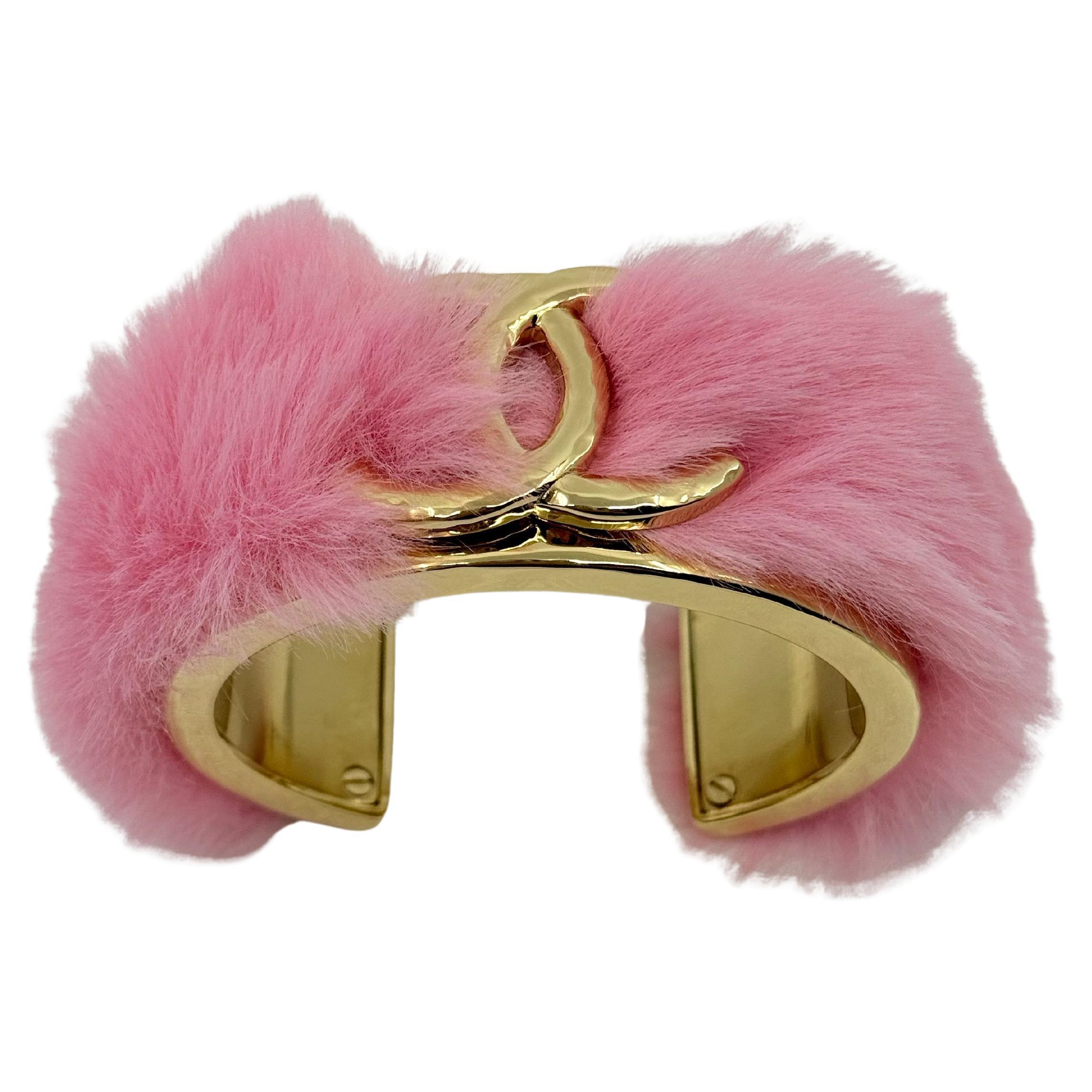 RARE Chanel 2024 Fantasy Rosa Pelz Gold CC Manschette Armband
