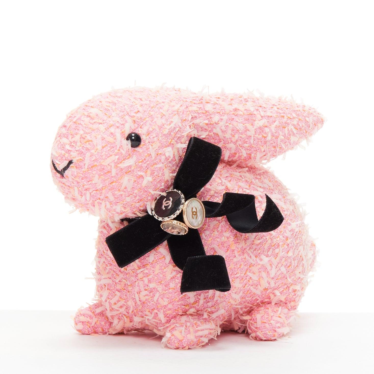 rare CHANEL 23P VIP pink tweed black CC logo button ribbon bunny plushie toy
Reference: TGAS/E00034
Brand: Chanel
Designer: Virginie Viard
Collection: VIP 2023 Gift
Material: Cotton, Blend
Color: Pink, Black
Pattern: Tweed
Extra Details: CC logo