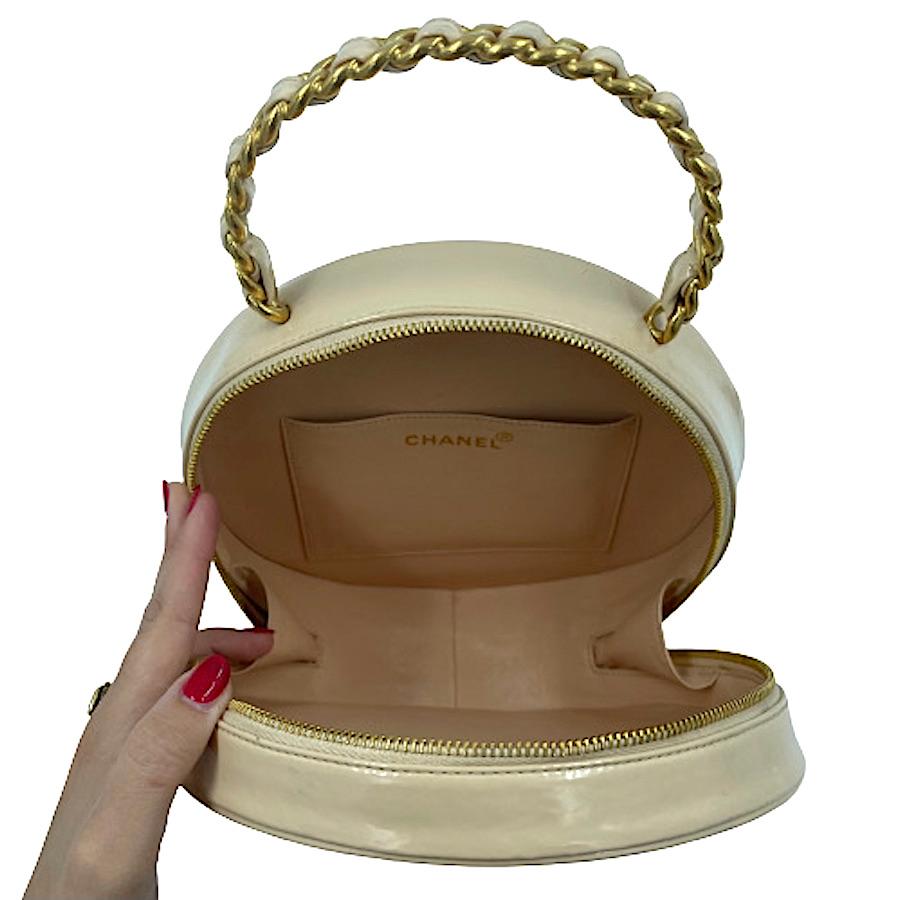 Chanel - Sac à main rond beige, rare, années 90 en vente 3