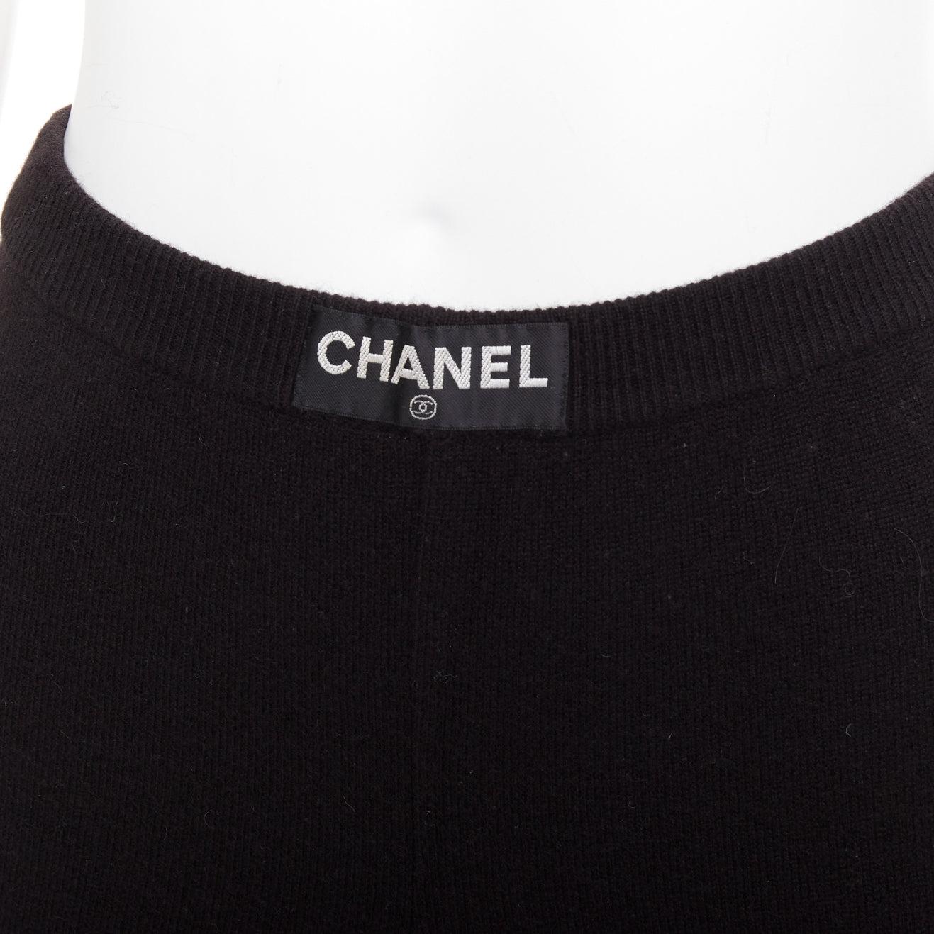rare CHANEL 93A Vintage noir 100% cachemire logo blanc patch taille pantalon jogger FR36 S
Référence : TGAS/F00253
Marque : Chanel
Designer : Karl Lagerfeld
Collectional : 93A
MATERIAL : Cachemire
Couleur : Noir, Whiting
Motif : Solide
Fermeture :