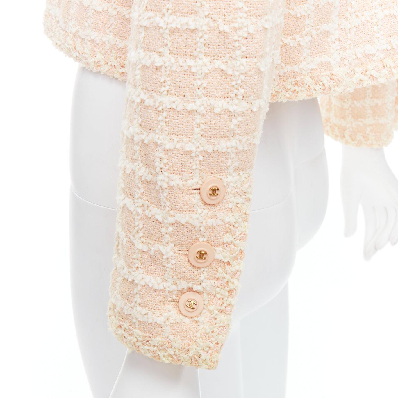 raro Chanel 94P Vintage rosa cotone tweed giacca cropped FR40 L
Riferimento: TGAS/E00518
Marchio: Chanel
Designer: Karl Lagerfeld
Collection'S: 94P
Materiale: Cotone, misto
Colore: rosa, bianco
Modello: Tweed
Fodera: Seta rosa
Dettagli extra: