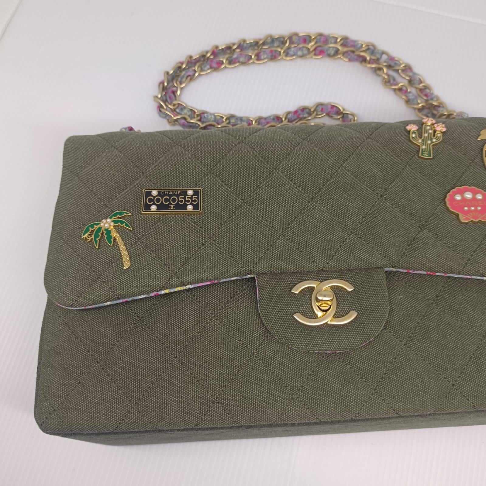 Beautiful jumbo cuba charm in olive green color with gold hardware. Excellent condition, very minimal scuffs on the exterior. Material is denim-like fabric. Lining is beautiful floral print fabric. There is one missing pearl on the pineapple