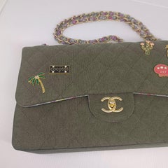 Seltene Chanel Armeegrüne Cuba Charm Denim Jumbo Tasche mit doppelter Klappe aus Denim