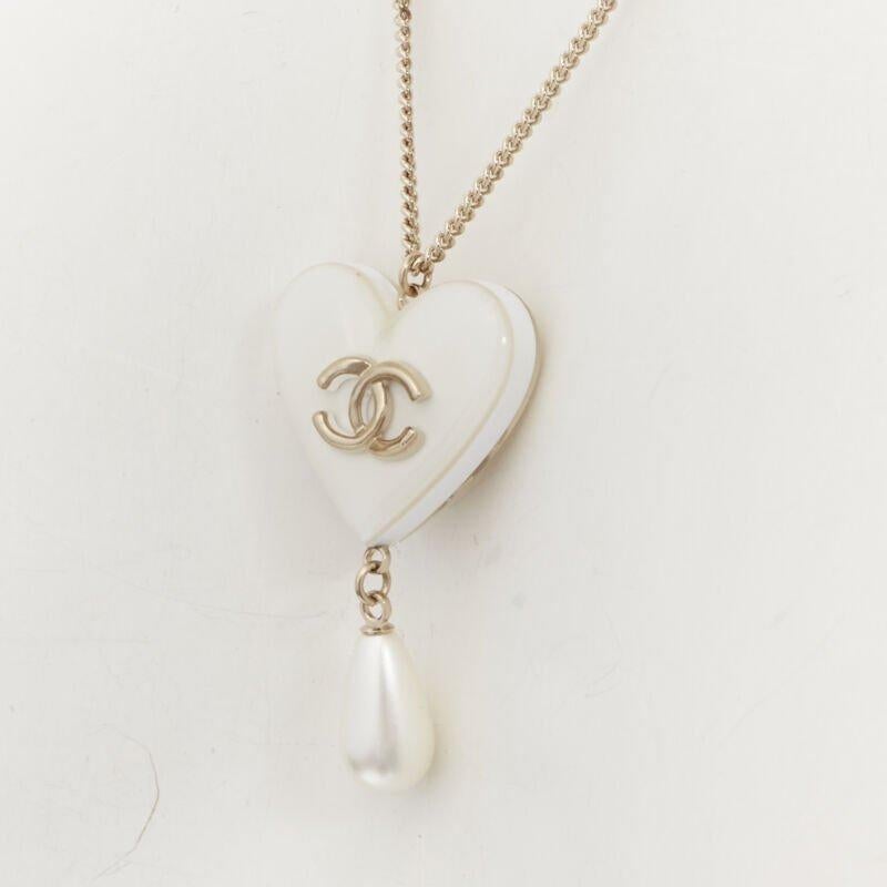 rare CHANEL B18 CC white heart drop pearl pendant necklace
Reference: TGAS/C01560
Brand: Chanel
Designer: Virginie Viard
Collection: 18B
Material: Metal, Acrylic
Color: White, Gold
Pattern: Abstract
Extra Details: Faux drop pearl on pendant and at