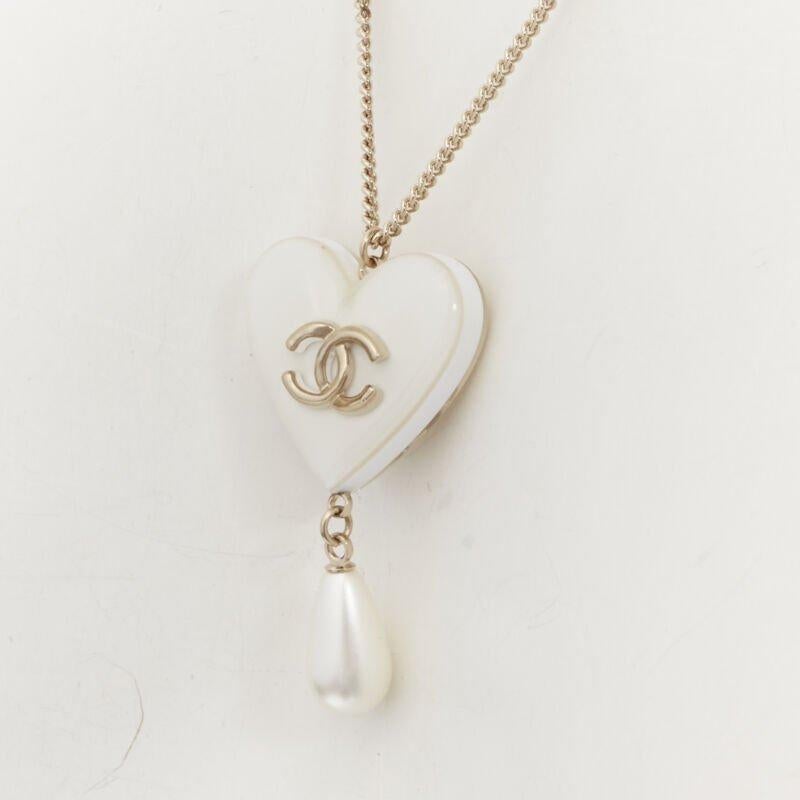Seltene CHANEL B18 CC Halskette mit weißem Herztropfen-Perlenanhänger
Referenz: TGAS/C01560
Marke: Chanel
Designer: Virginie Viard
Collection'S: 18B
MATERIAL: Metall, Acryl
Farbe: Weiß, Gold
Muster: Abstrakt
Zusätzliche Details: Faux Tropfen Perle