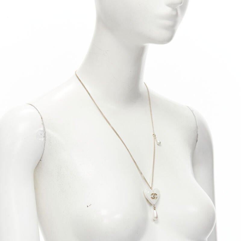 Seltene CHANEL B18 CC Halskette mit Anhänger mit weißem Herztropfen-Perlenanhänger im Zustand „Hervorragend“ im Angebot in Hong Kong, NT