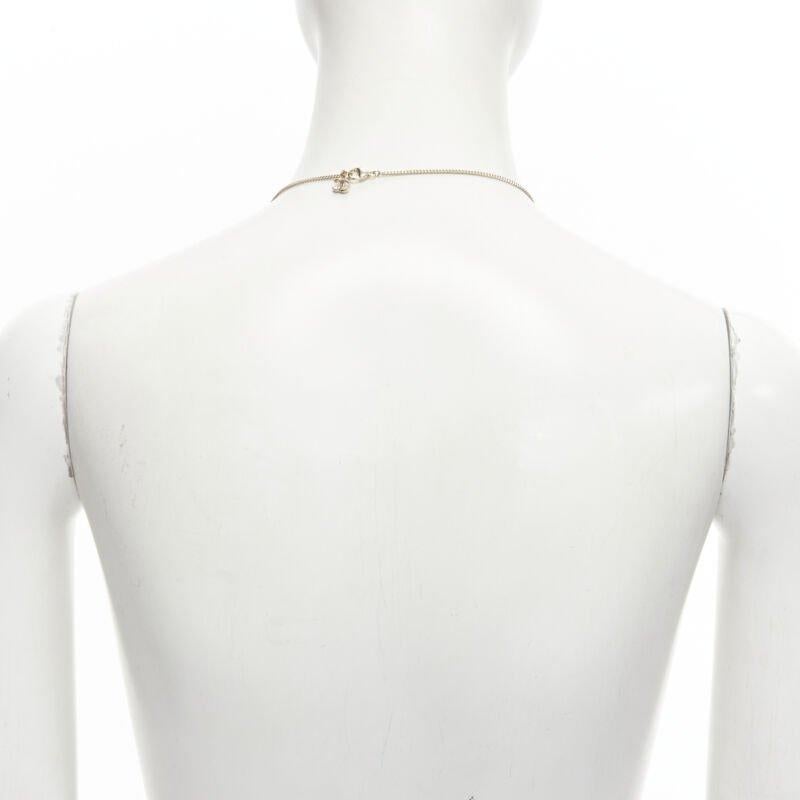 rare CHANEL B18 CC pendentif en perles blanches en forme de coeur en vente 1