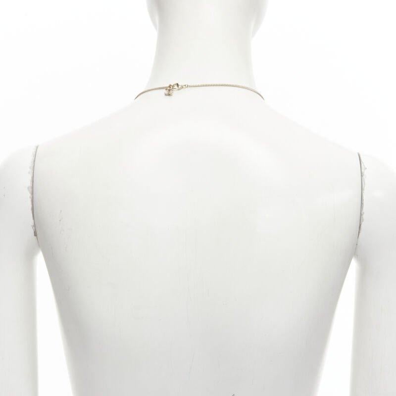 Seltene CHANEL B18 CC Halskette mit Anhänger mit weißem Herztropfen-Perlenanhänger im Angebot 1