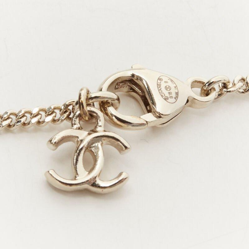 Seltene CHANEL B18 CC Halskette mit Anhänger mit weißem Herztropfen-Perlenanhänger im Angebot 3