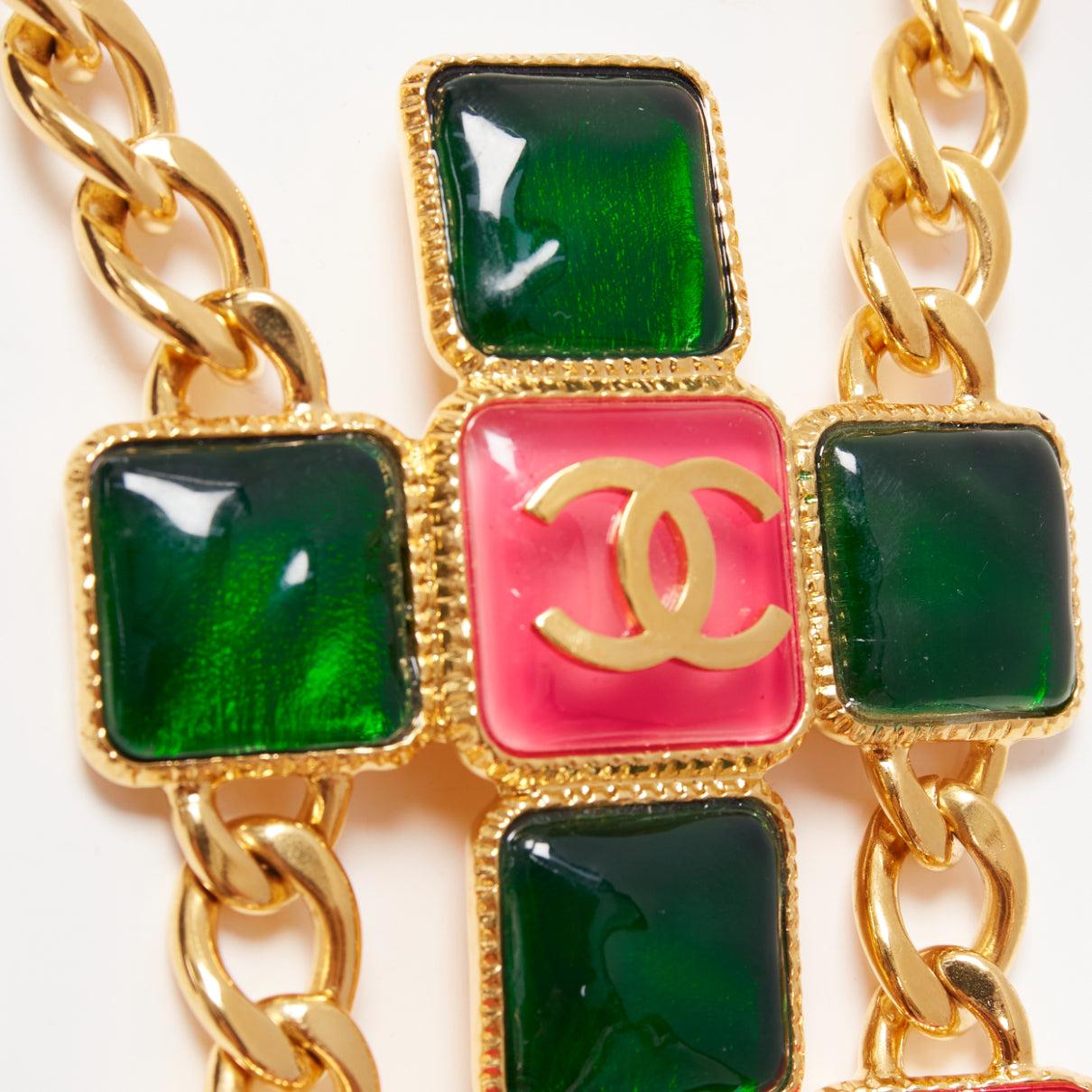 rare CHANEL B20K green pink red gripoix gold CC logo byzantine princess necklace
Reference: AAWC/A01035
Brand: Chanel
Designer: Virginie Viard
Collection: B20K
Material: Metal, Gripoix
Color: Gold, Multicolour
Pattern: Solid
Closure: Lobster