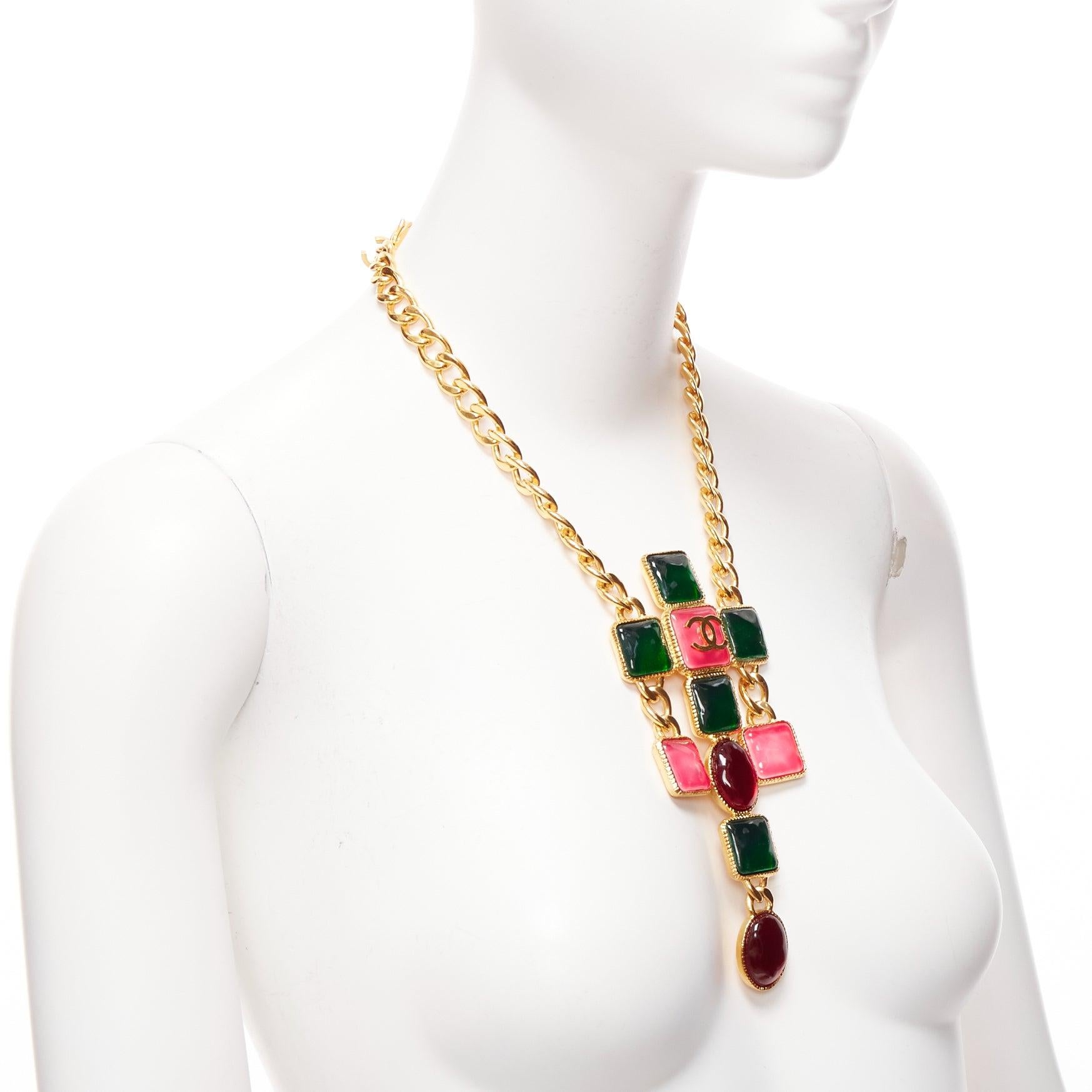 rare CHANEL B20K green pink red gripoix gold CC logo byzantine princess necklace In Excellent Condition For Sale In Hong Kong, NT