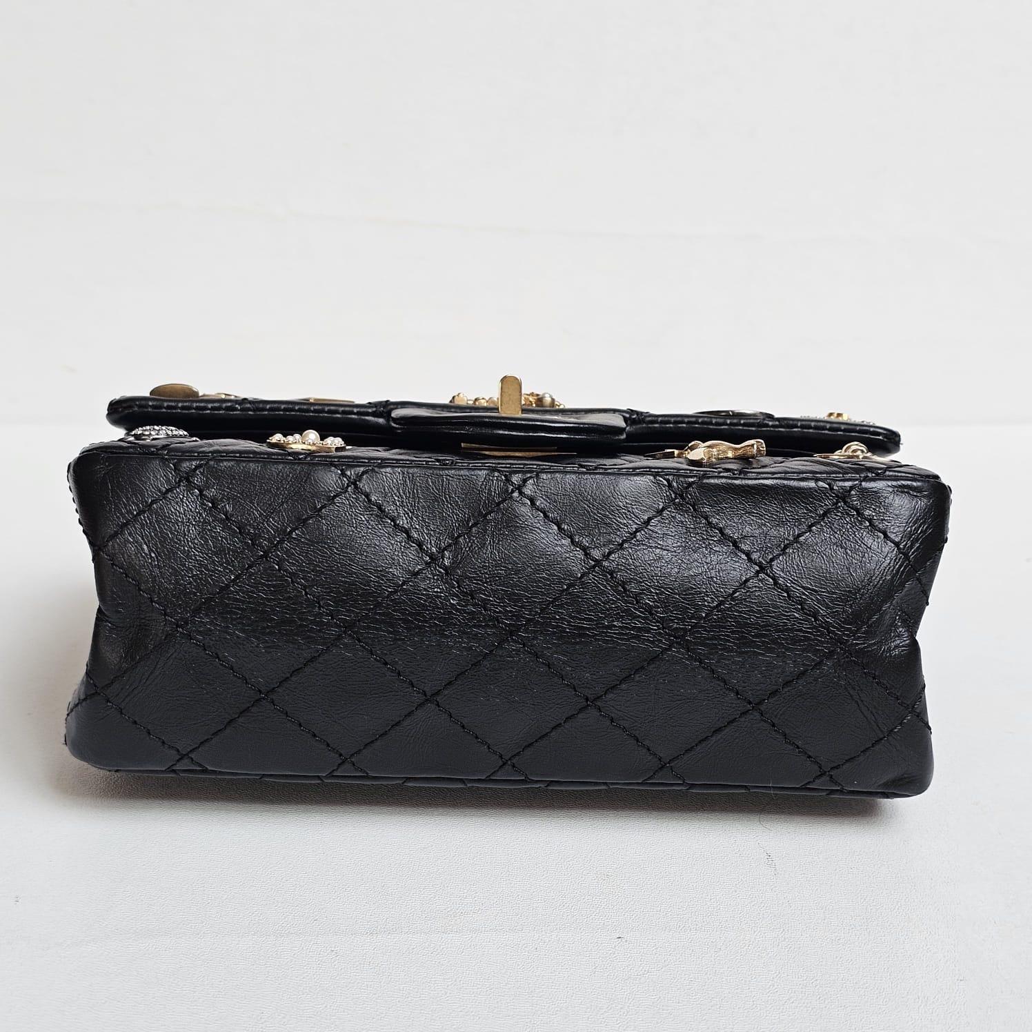 Rare Chanel Black Aged Calfskin Charm 2.55 Mini Reissue Flap Vag In Good Condition In Jakarta, Daerah Khusus Ibukota Jakarta