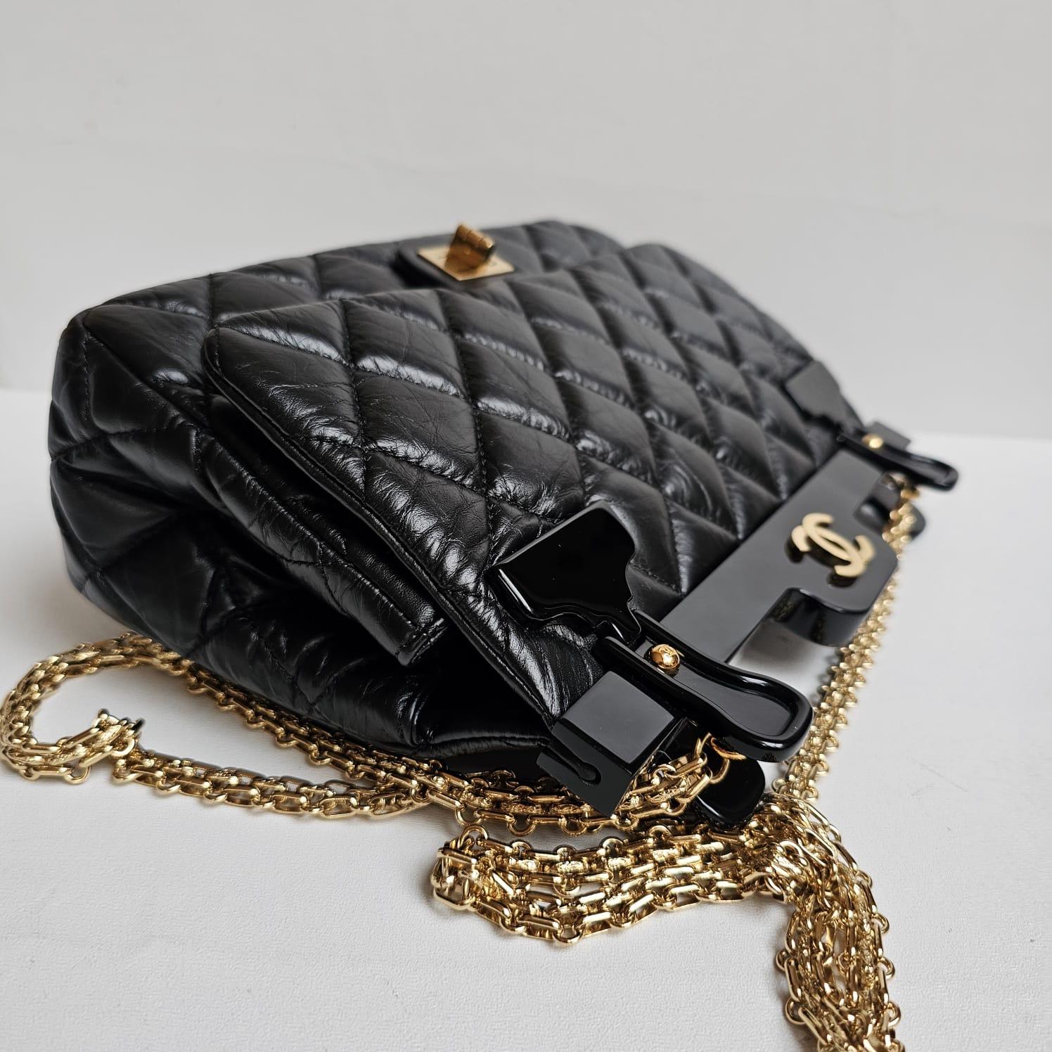 Chanel Rare sac à rabat moyen réédition en vente 4