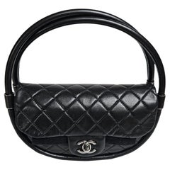 Seltene Chanel Mini Hula Hoop Tasche aus schwarzem Lammfell