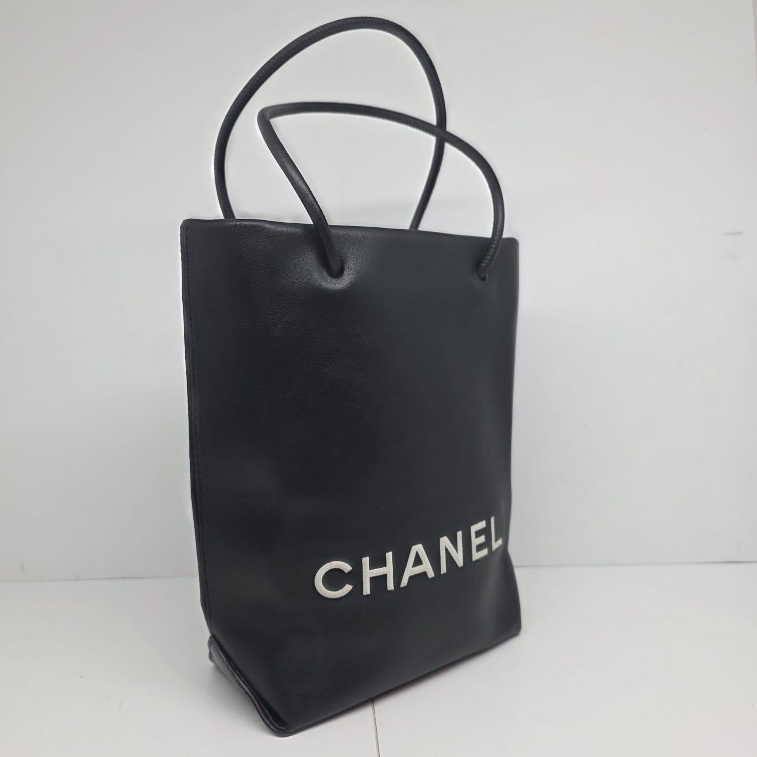Rara borsa Chanel Mini Tote in pelle di agnello nera in vendita 5