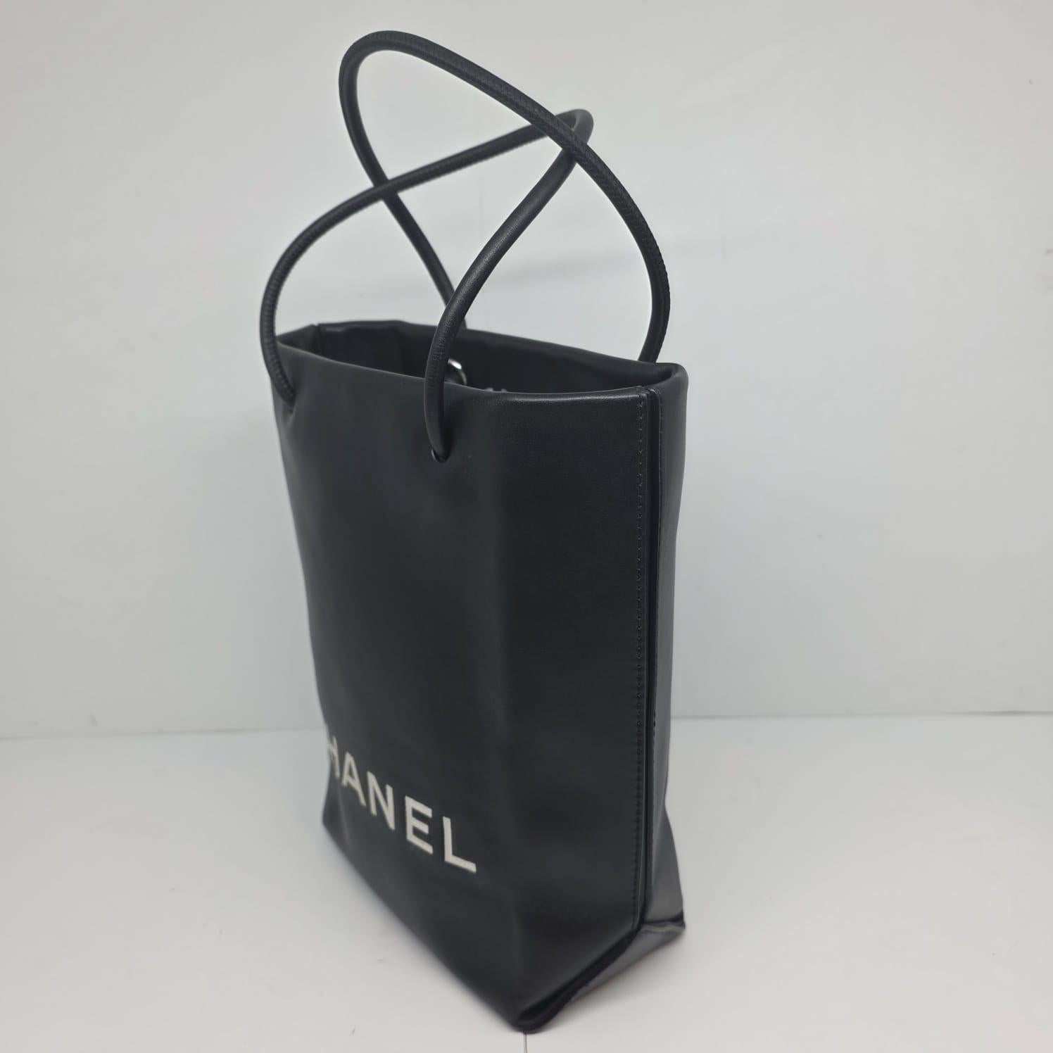 Carinissima mini tote da collezione con logo Chanel in pelle d'agnello nera. Serie #12. Buone condizioni, con lievi graffi e segni di usura. Viene fornito così com'è con l'holo attaccato.