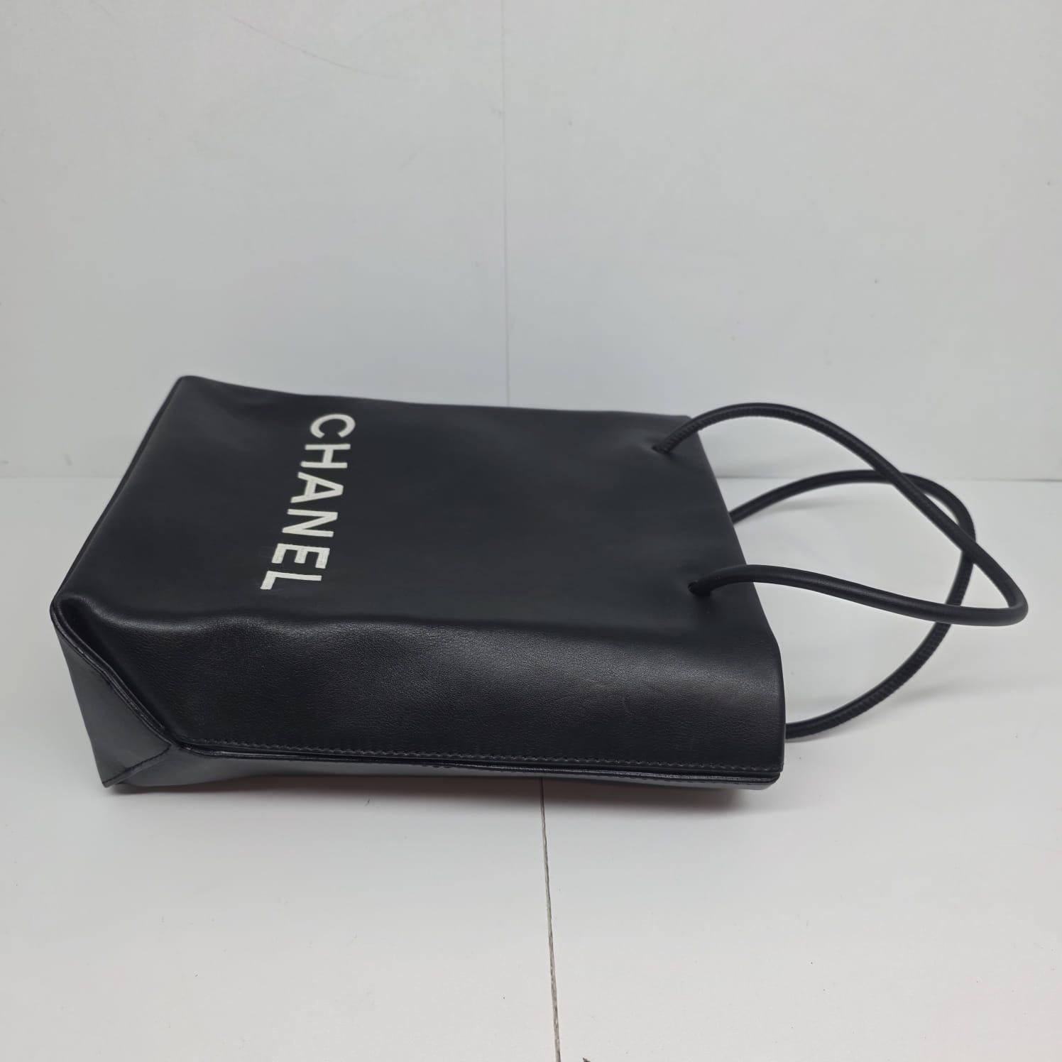 da uomo o donna Rara borsa Chanel Mini Tote in pelle di agnello nera in vendita