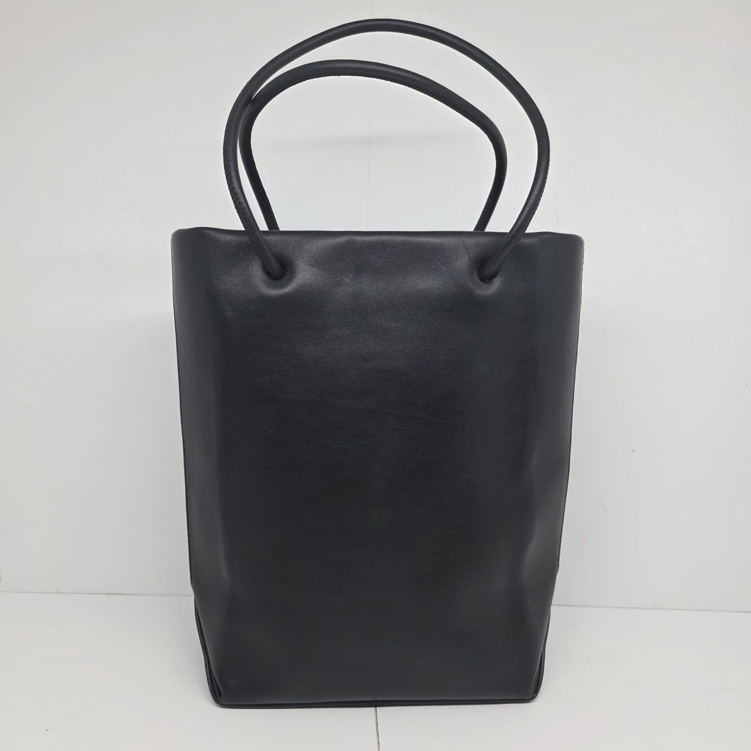 Rara borsa Chanel Mini Tote in pelle di agnello nera in vendita 1