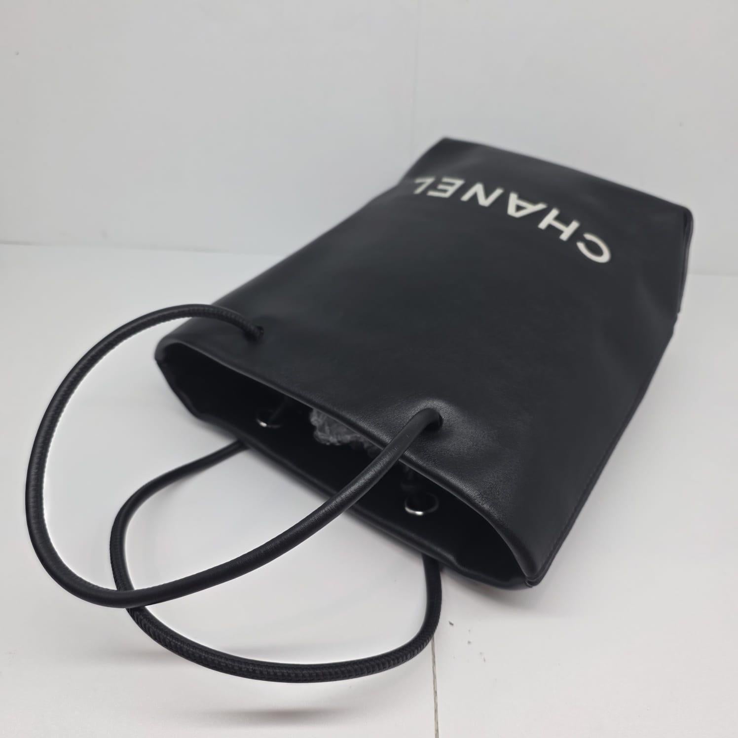 Rara borsa Chanel Mini Tote in pelle di agnello nera in vendita 2