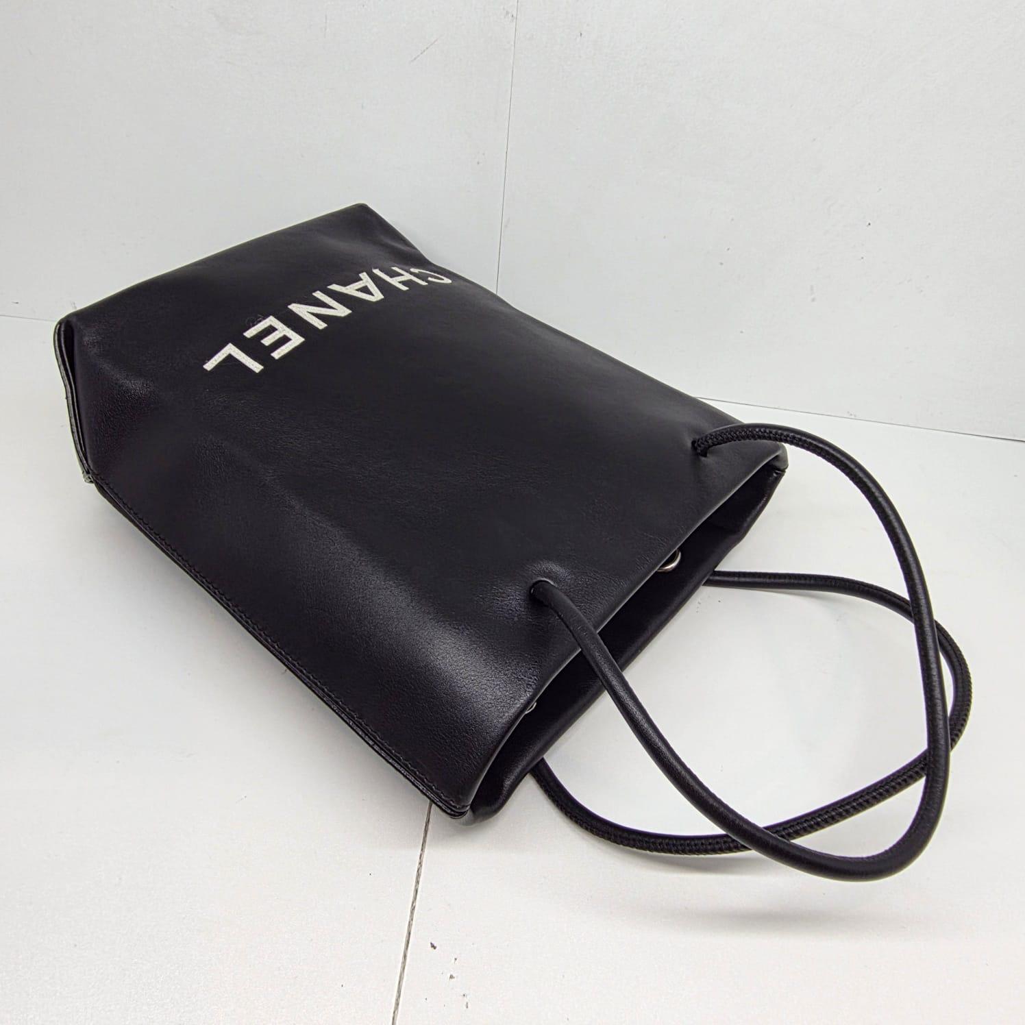 Rara borsa Chanel Mini Tote in pelle di agnello nera in vendita 3