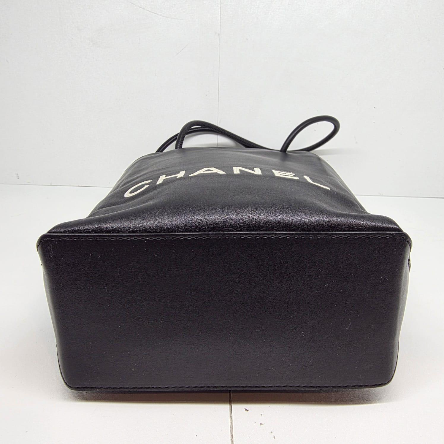 Rara borsa Chanel Mini Tote in pelle di agnello nera in vendita 4