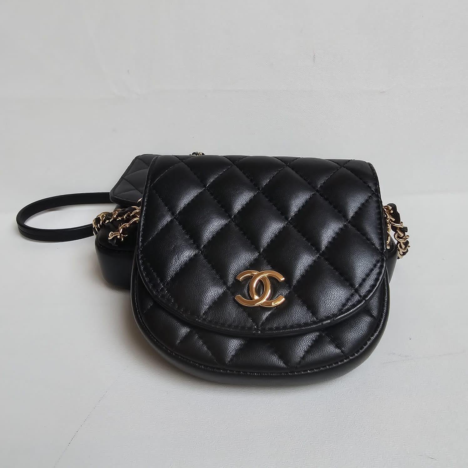 Seltene Chanel Schwarze gesteppte Side Pack-Doppeltasche aus Lammfell im Angebot 8