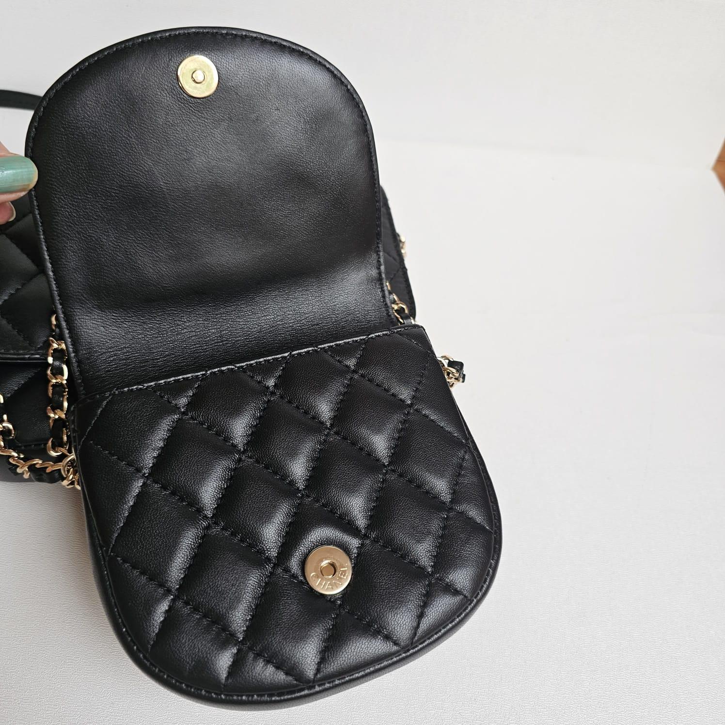 Raro bolso doble acolchado de piel de cordero negra de Chanel en venta 8